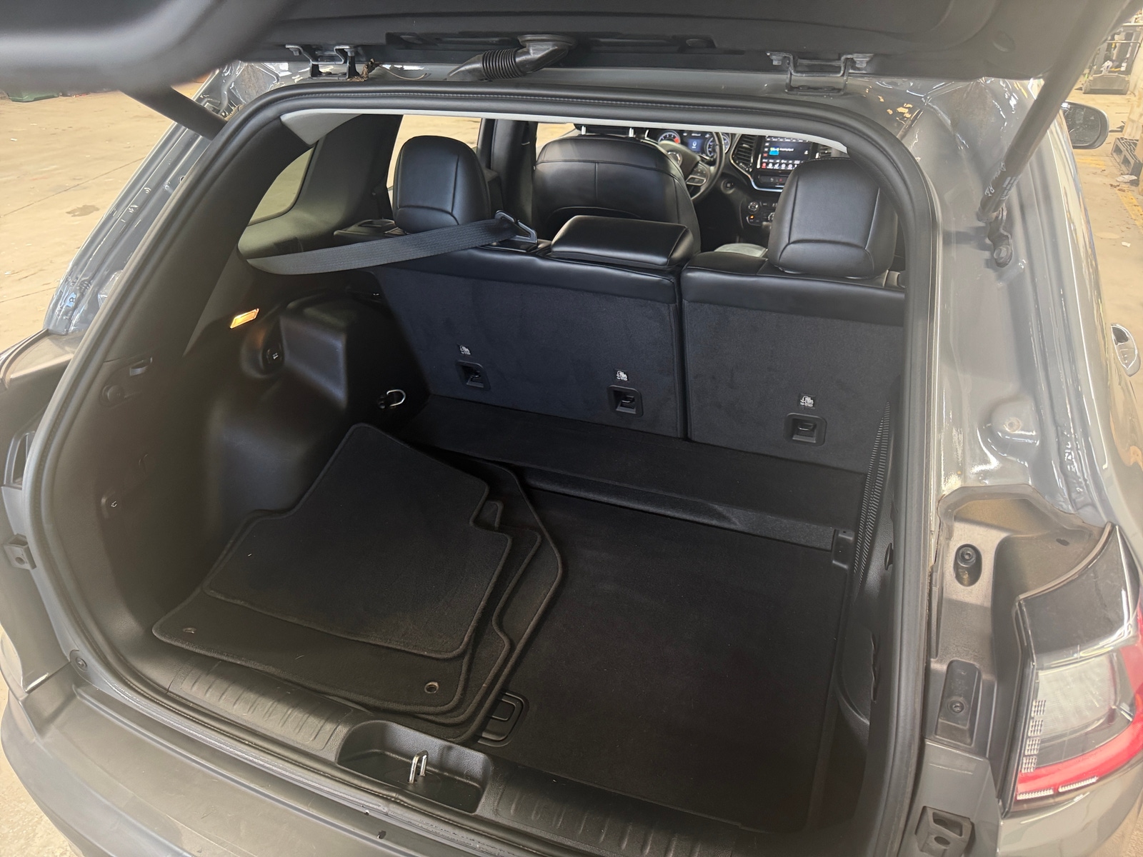 Thumbnail: 2019 Jeep Cherokee - 6