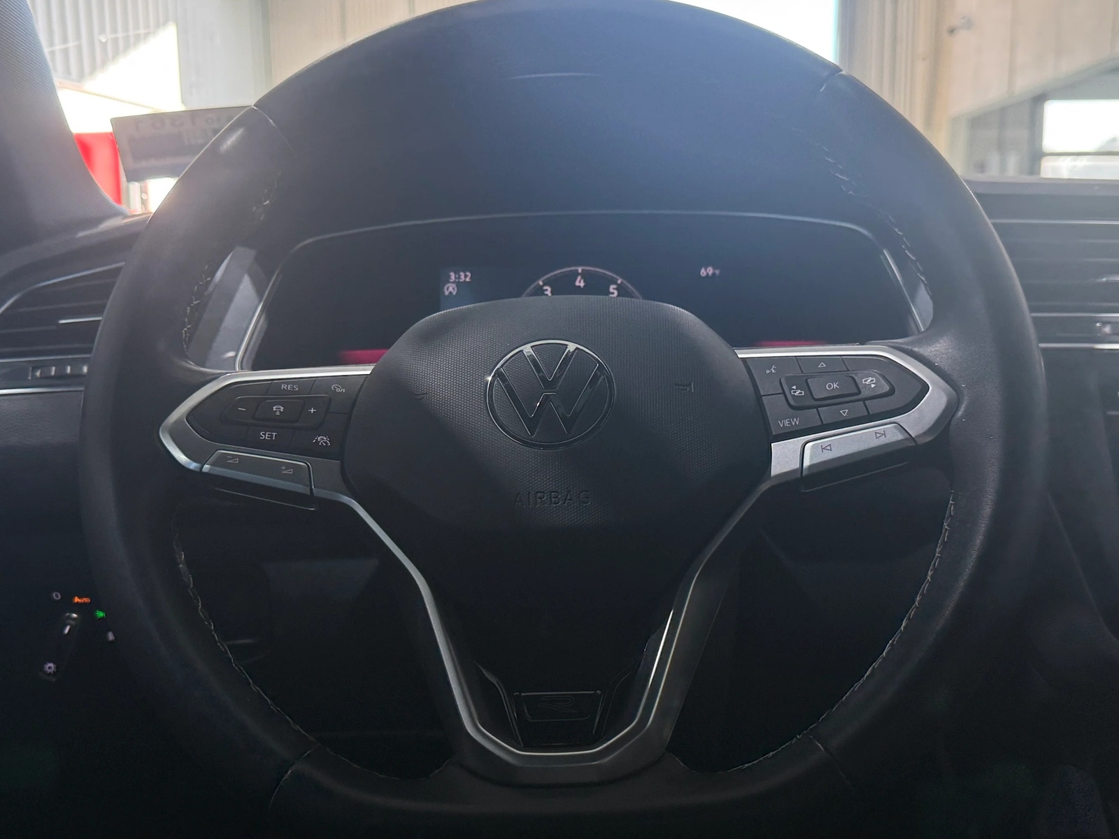Thumbnail: 2023 Volkswagen Tiguan - 4