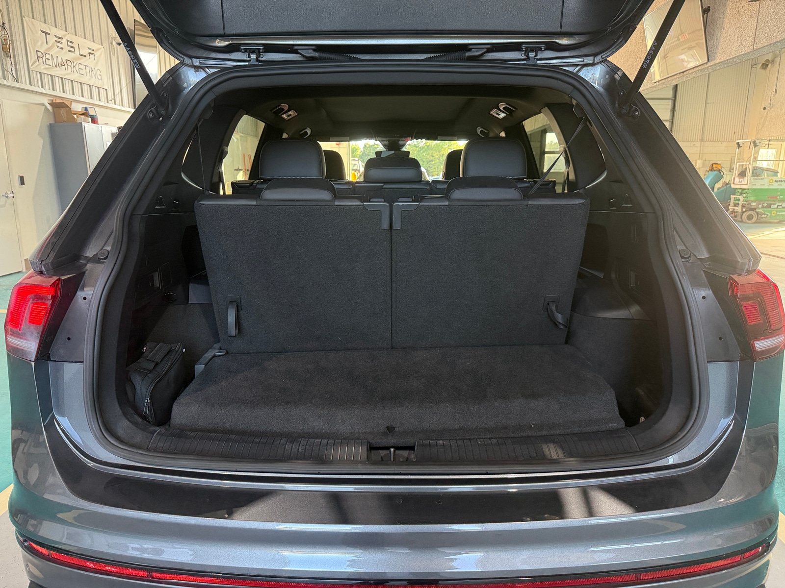 Thumbnail: 2023 Volkswagen Tiguan - 6
