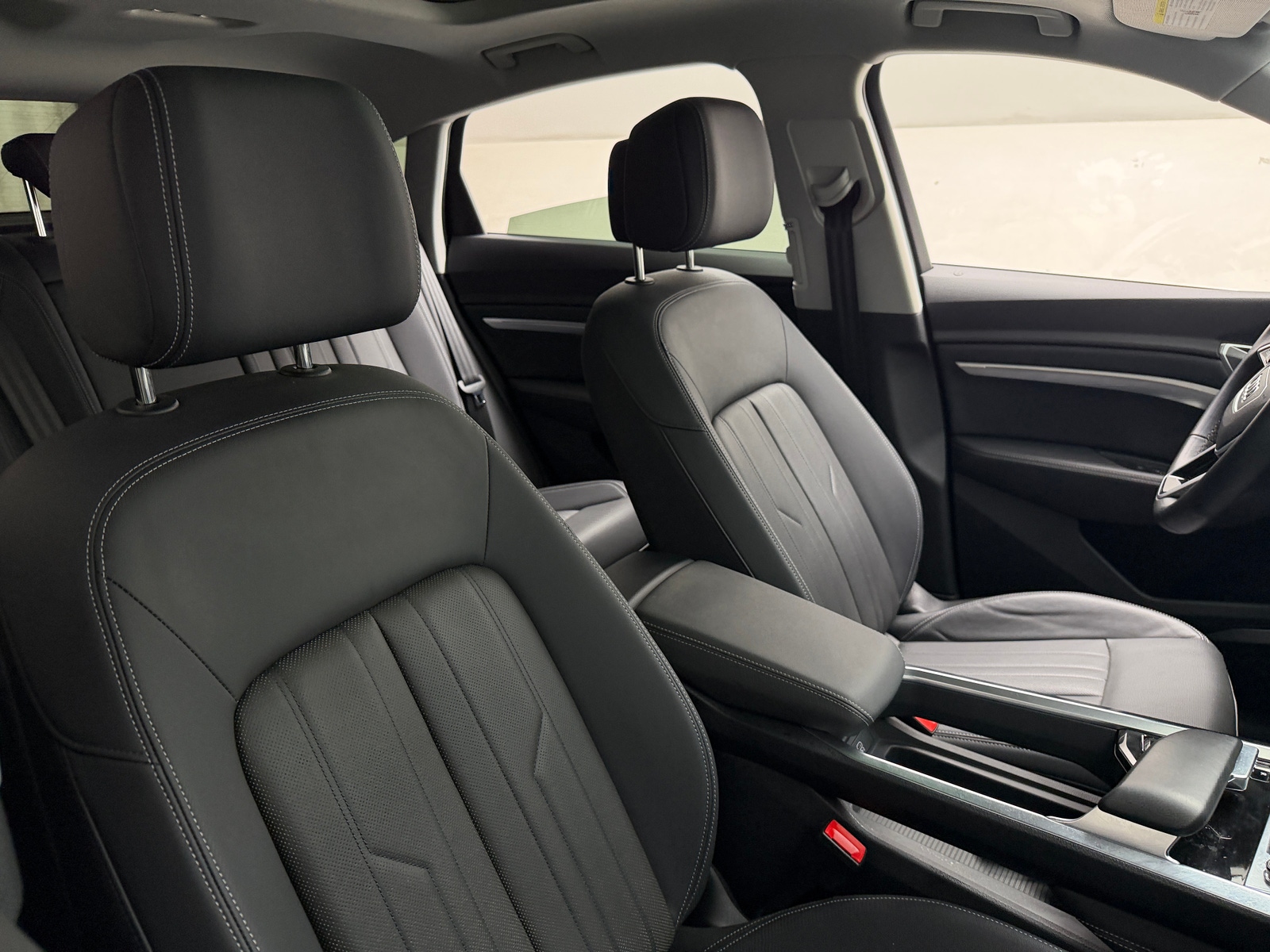Thumbnail: 2022 Audi e-tron S - 2