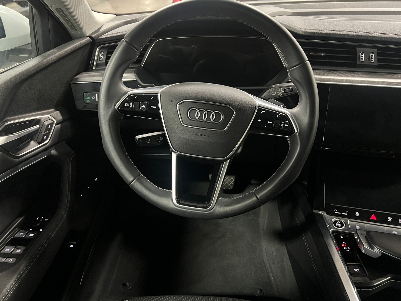 Thumbnail: 2022 Audi e-tron S - 5