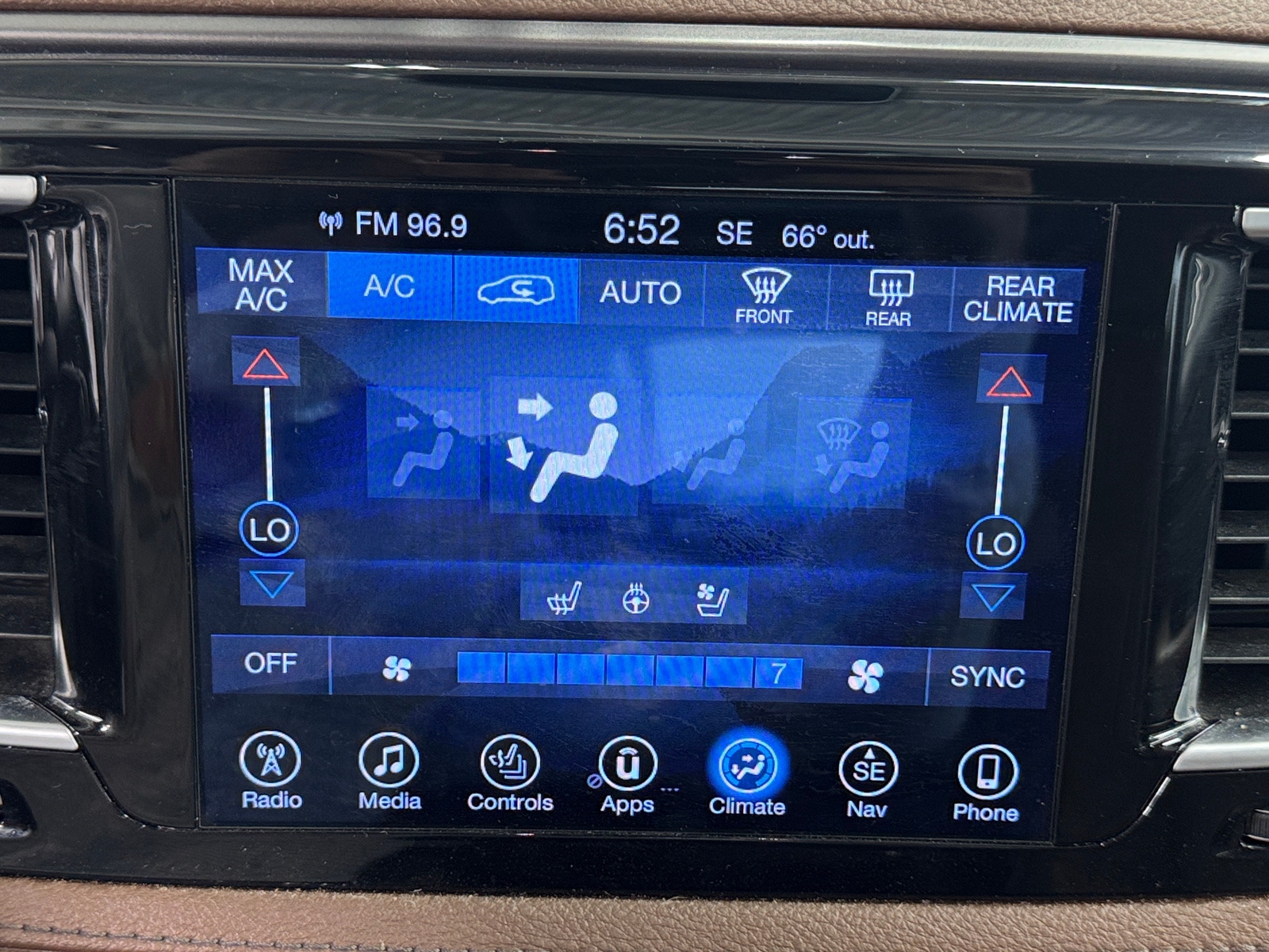 Thumbnail: 2017 Chrysler Pacifica - 3