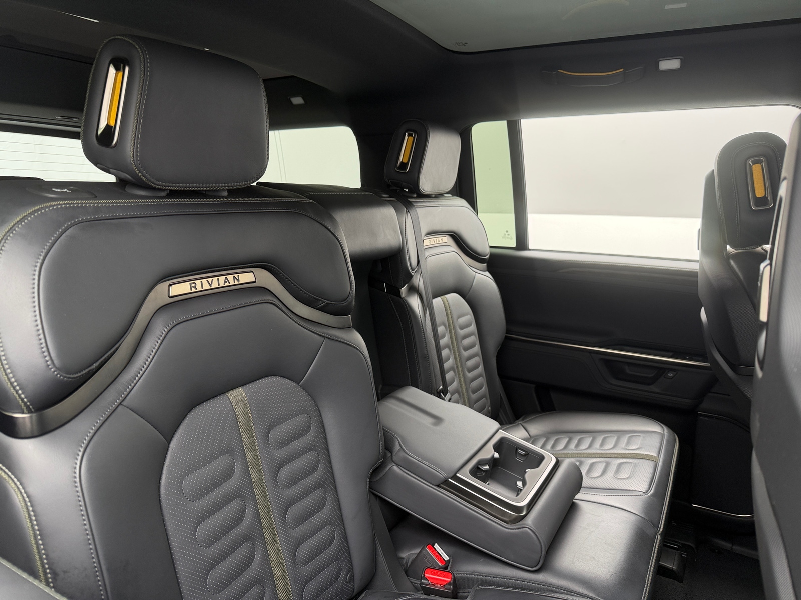 Thumbnail: 2026 Rivian R1S - 5