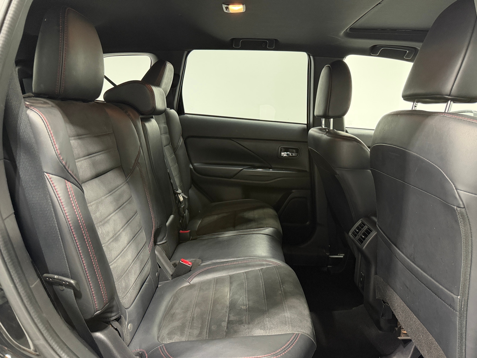 Thumbnail: 2020 Mitsubishi Outlander - 6