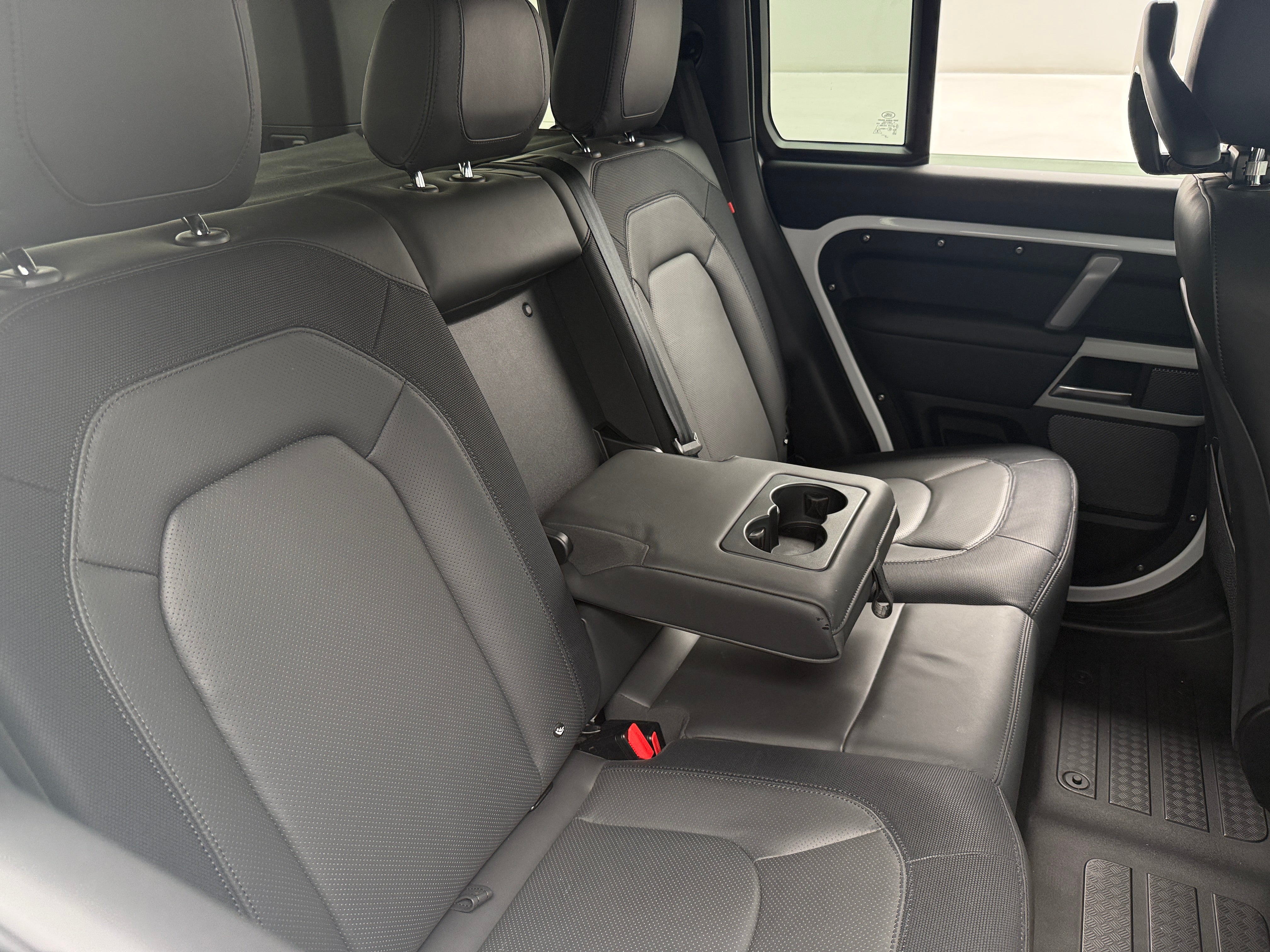 2024 Land Rover Defender X-Dynamic SE - Photo 7