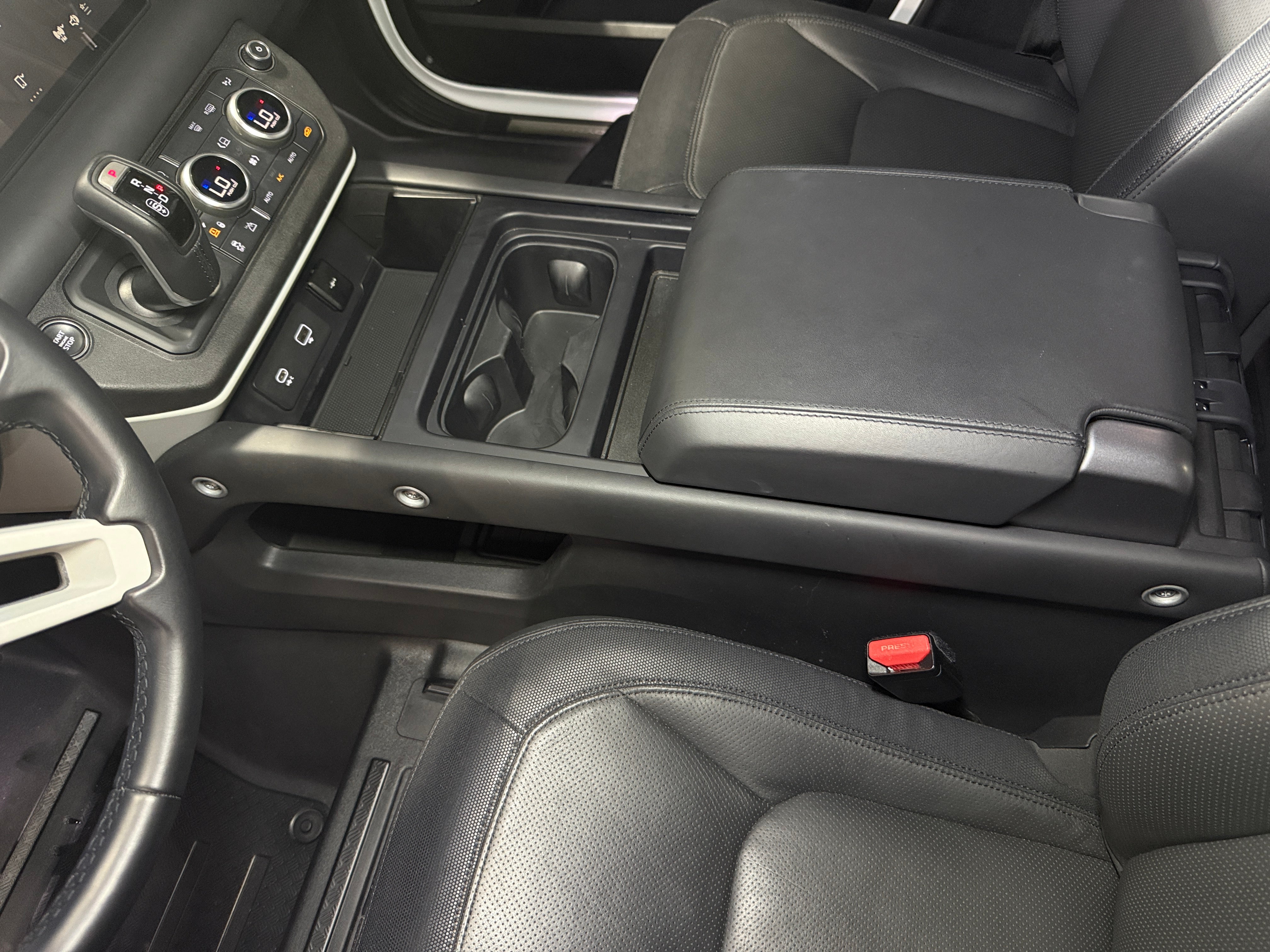 2024 Land Rover Defender X-Dynamic SE - Photo 4