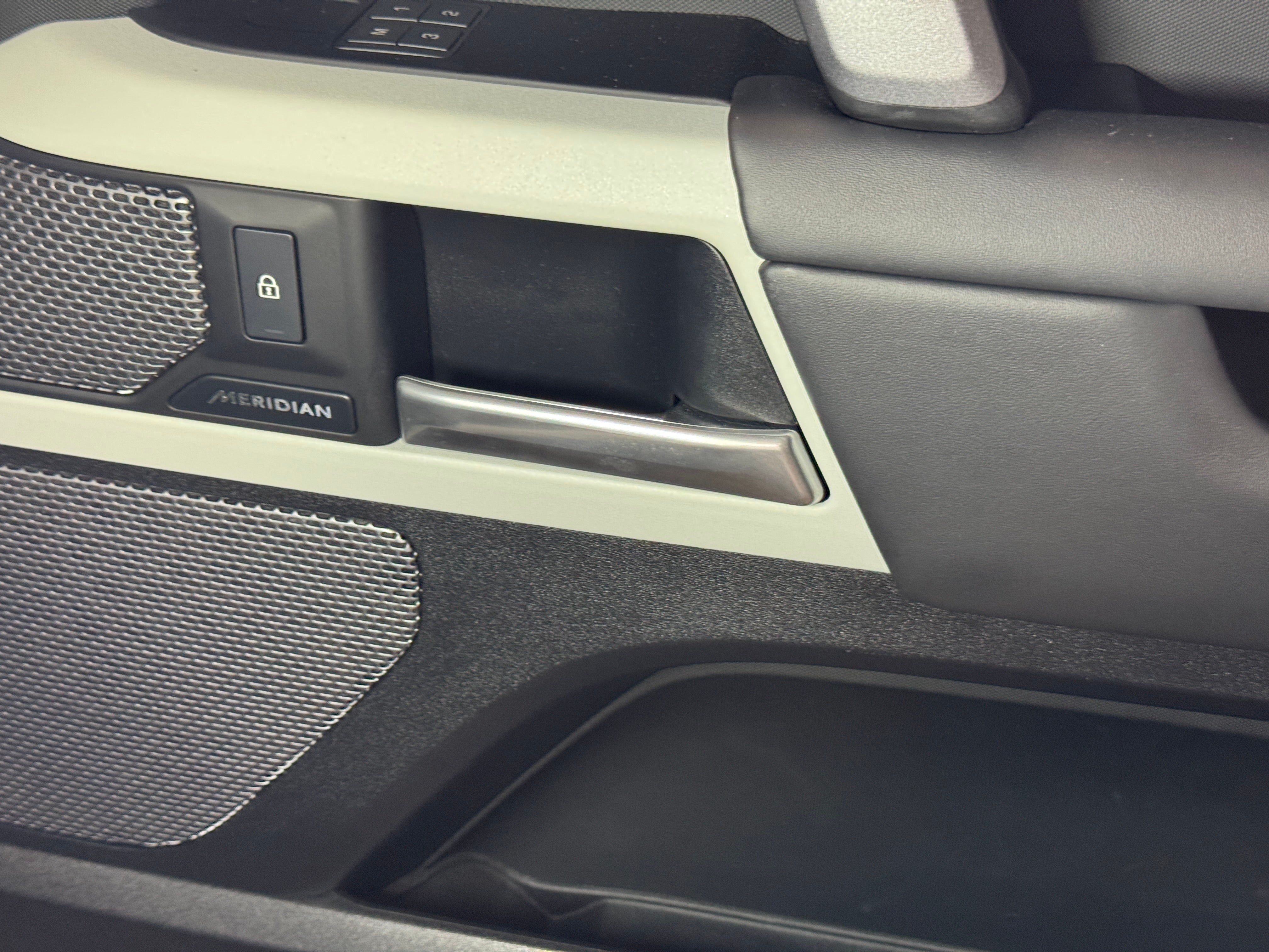 2024 Land Rover Defender X-Dynamic SE - Photo 23