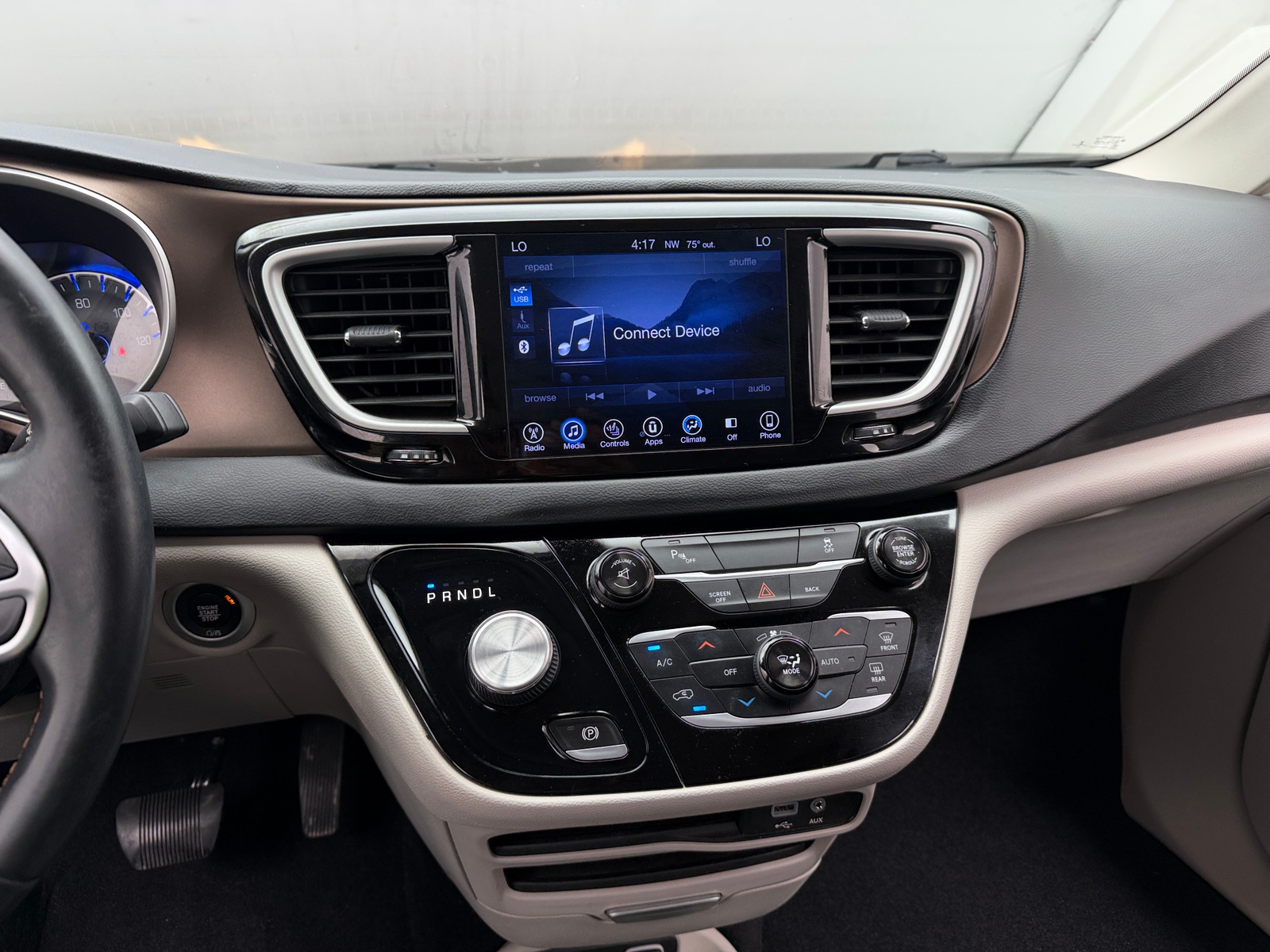 Thumbnail: 2017 Chrysler Pacifica - 3