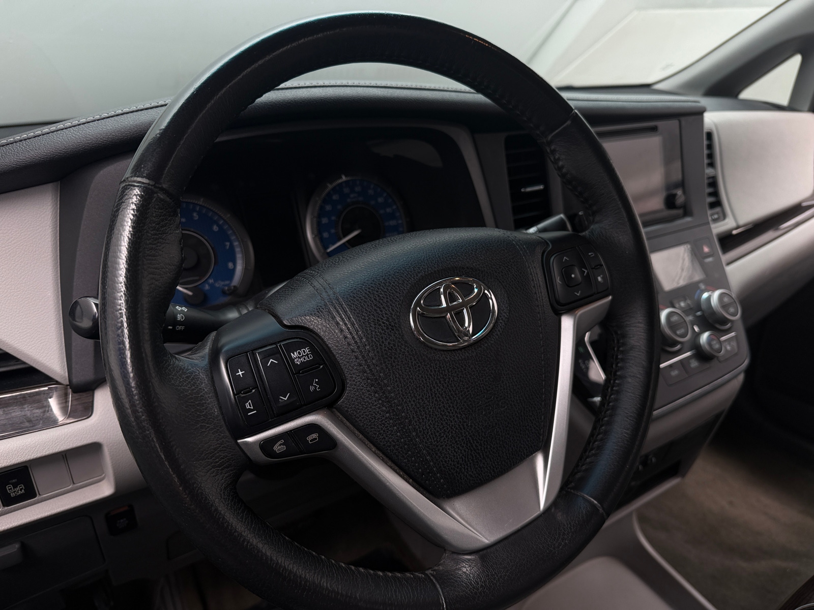 Thumbnail: 2017 Toyota Sienna - 4