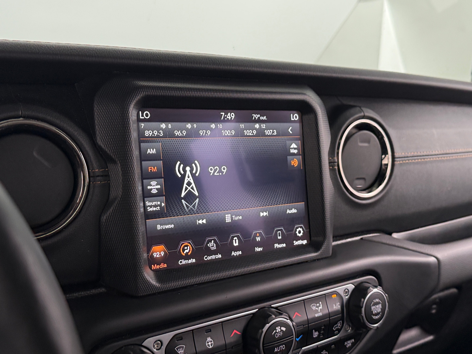 Thumbnail: 2021 Jeep Gladiator - 3