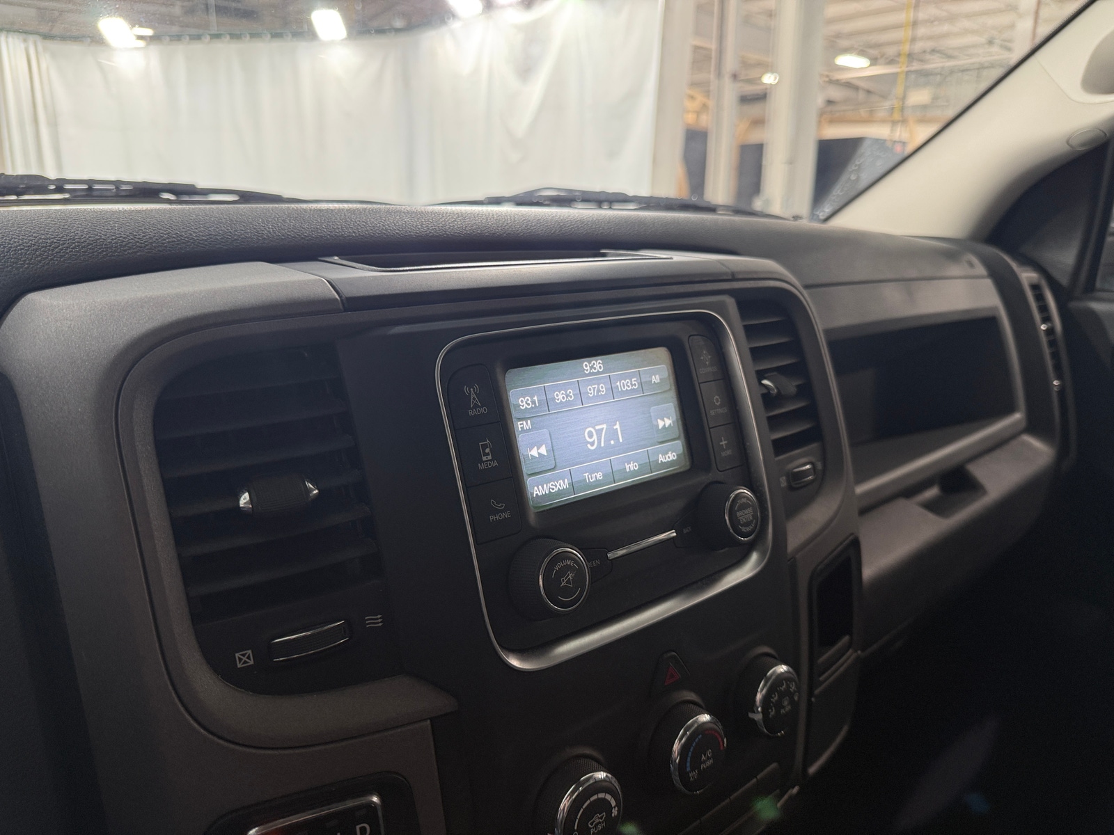 Thumbnail: 2019 RAM 1500 Classic - 4