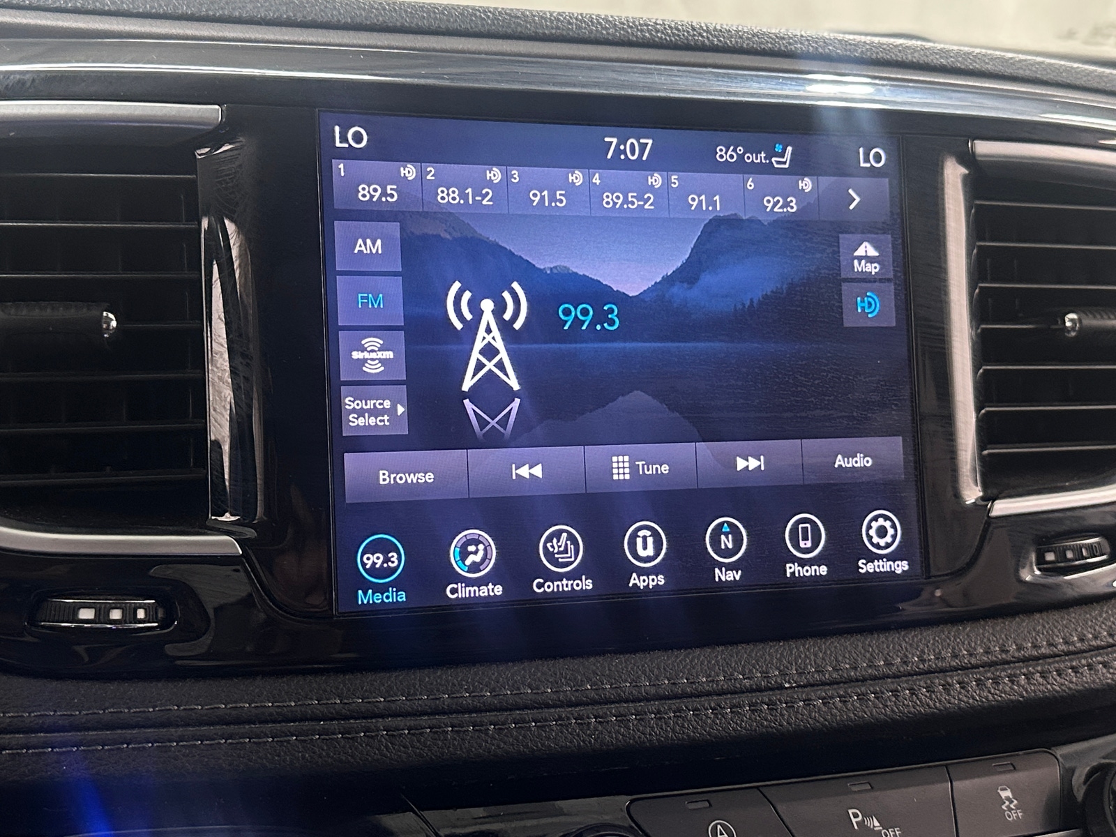Thumbnail: 2019 Chrysler Pacifica - 3