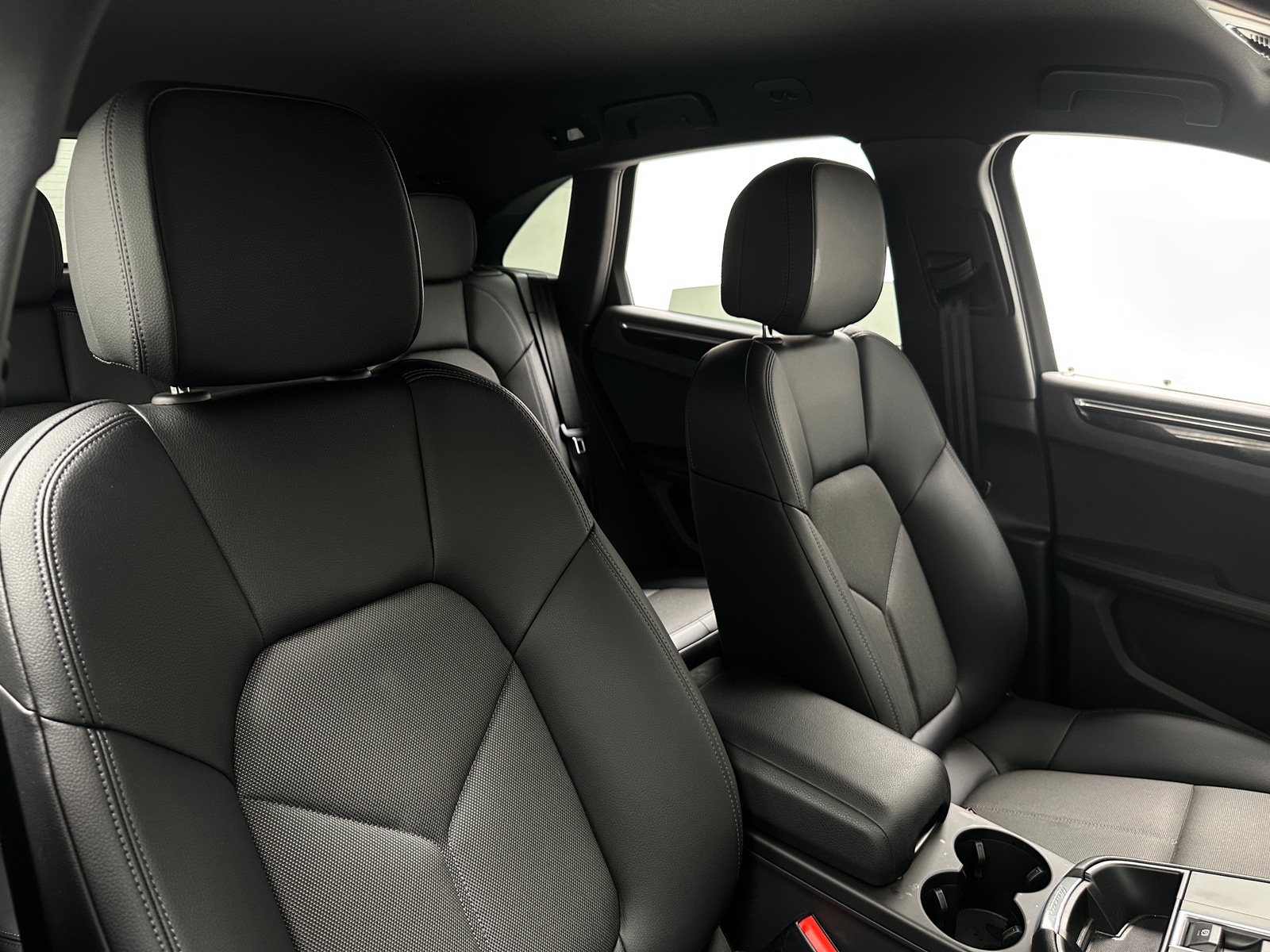 Thumbnail: 2023 Porsche Macan - 2