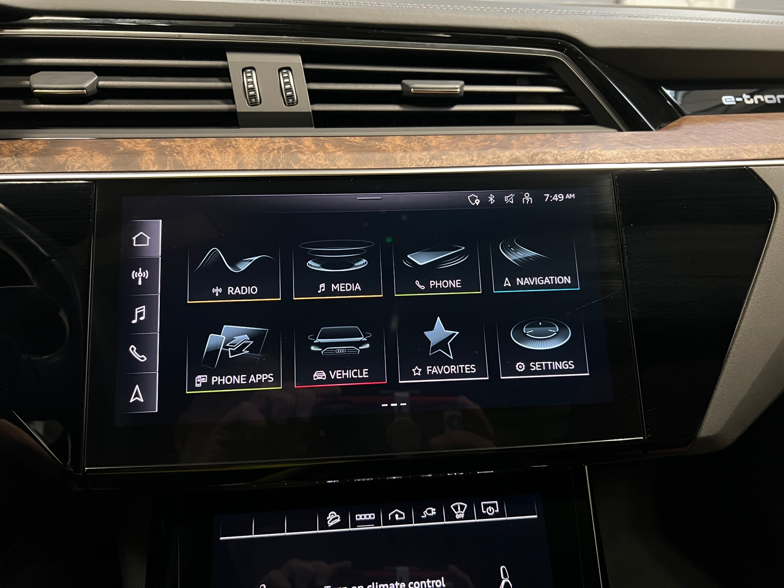 Thumbnail: 2022 Audi e-tron S - 4