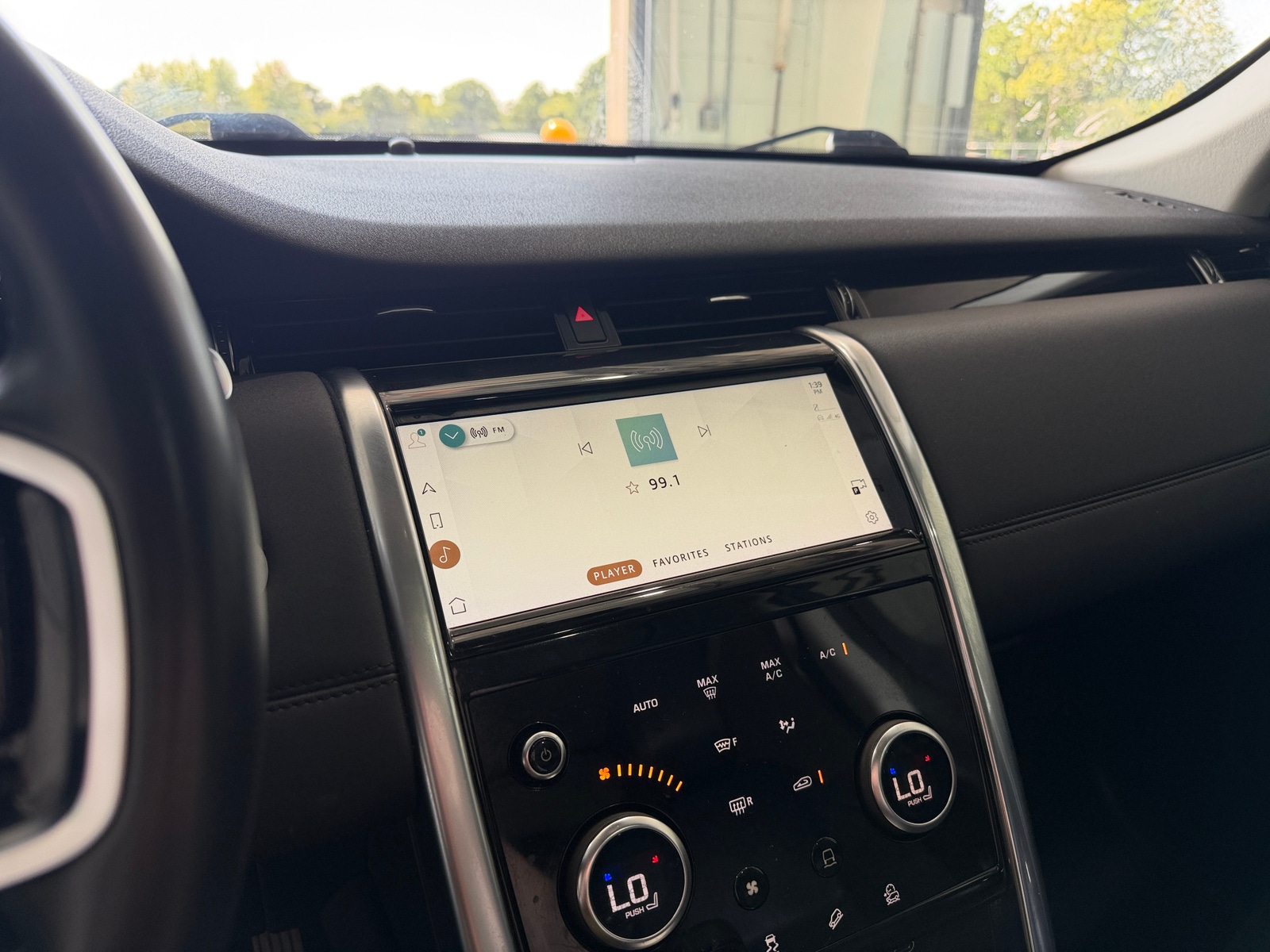 Thumbnail: 2021 Land Rover Discovery Sport - 3