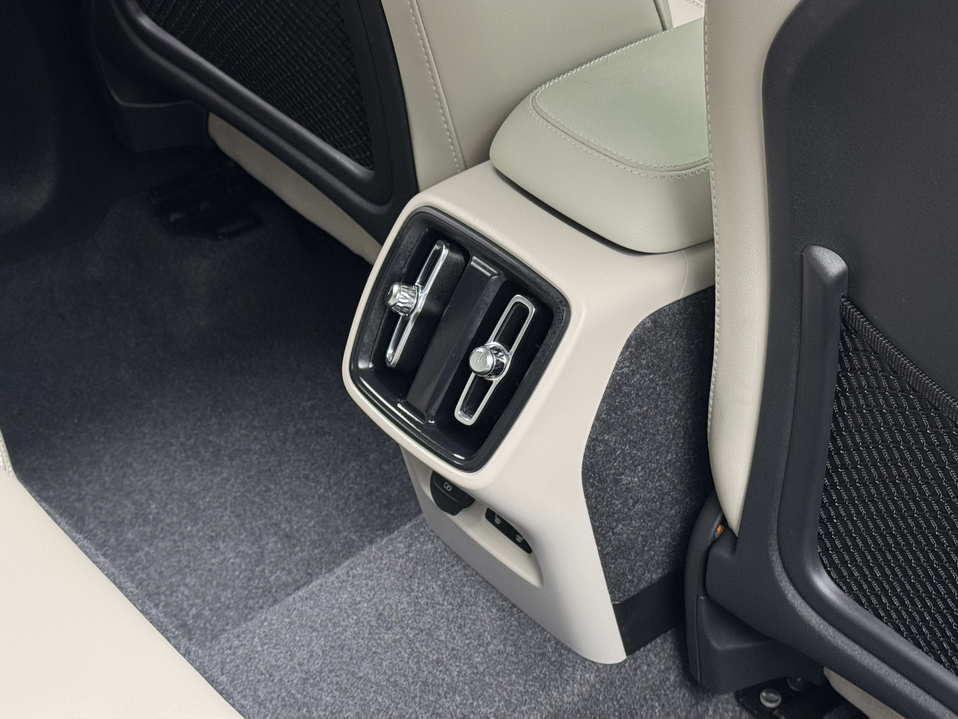 2025 Volvo XC40 Plus