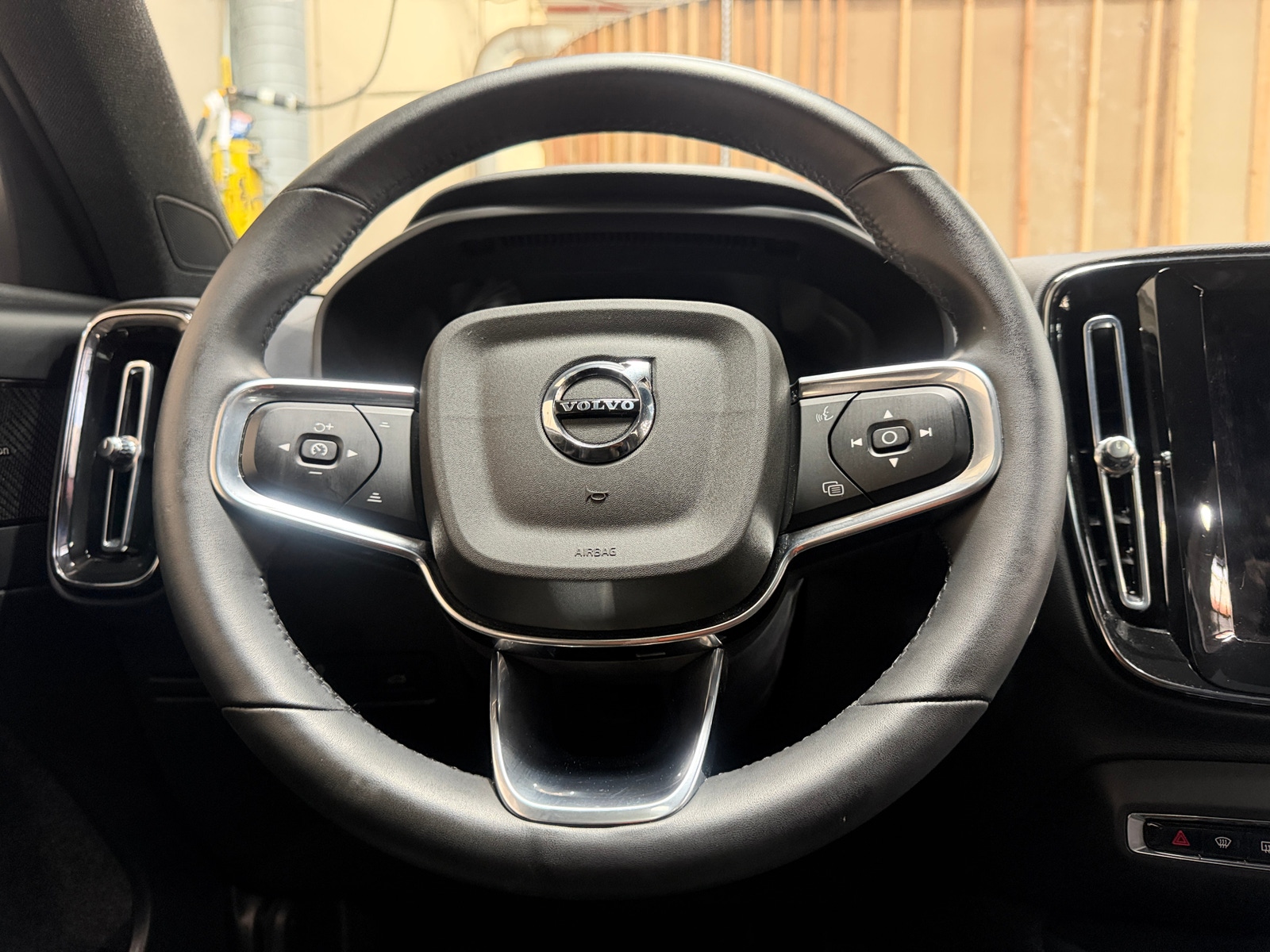 Thumbnail: 2022 Volvo XC40 - 4
