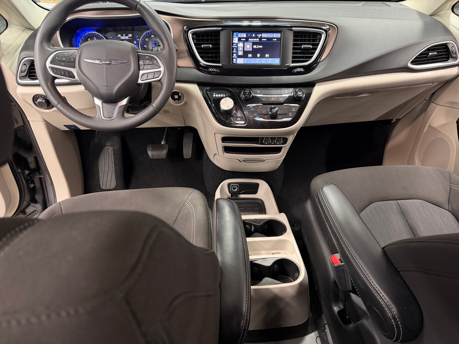 Thumbnail: 2023 Chrysler Voyager - 3