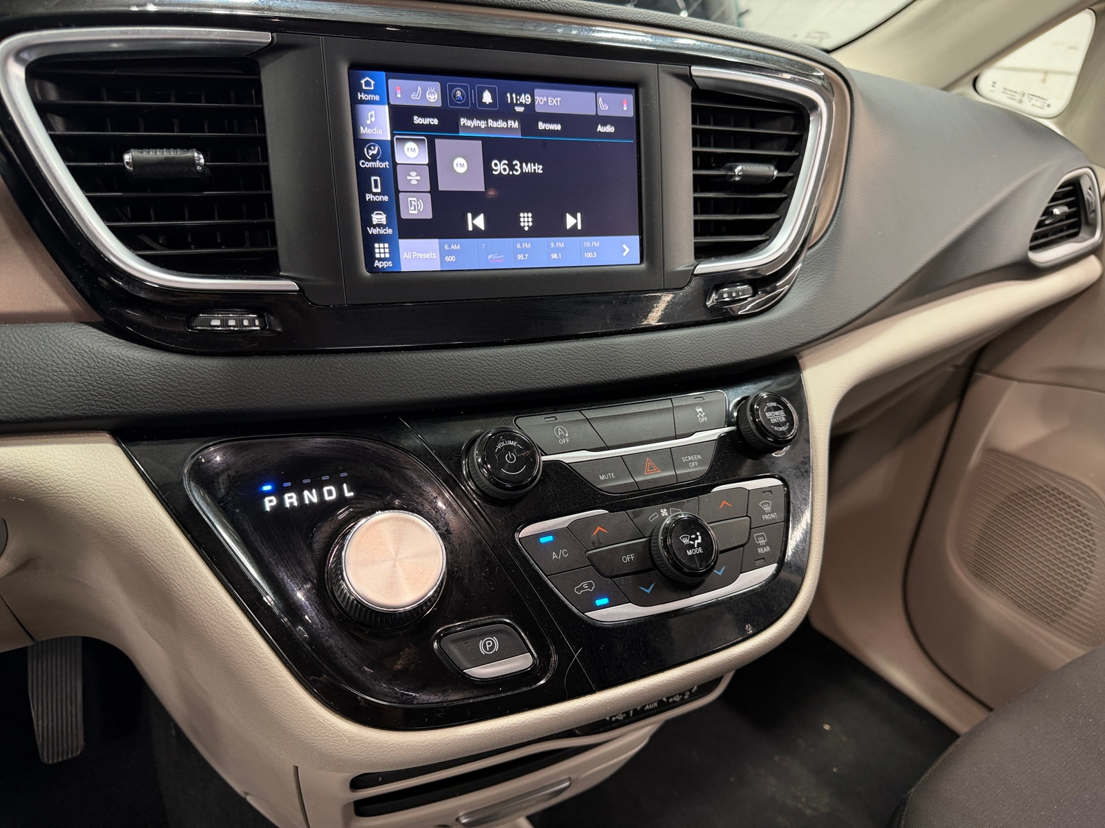 Thumbnail: 2023 Chrysler Voyager - 4
