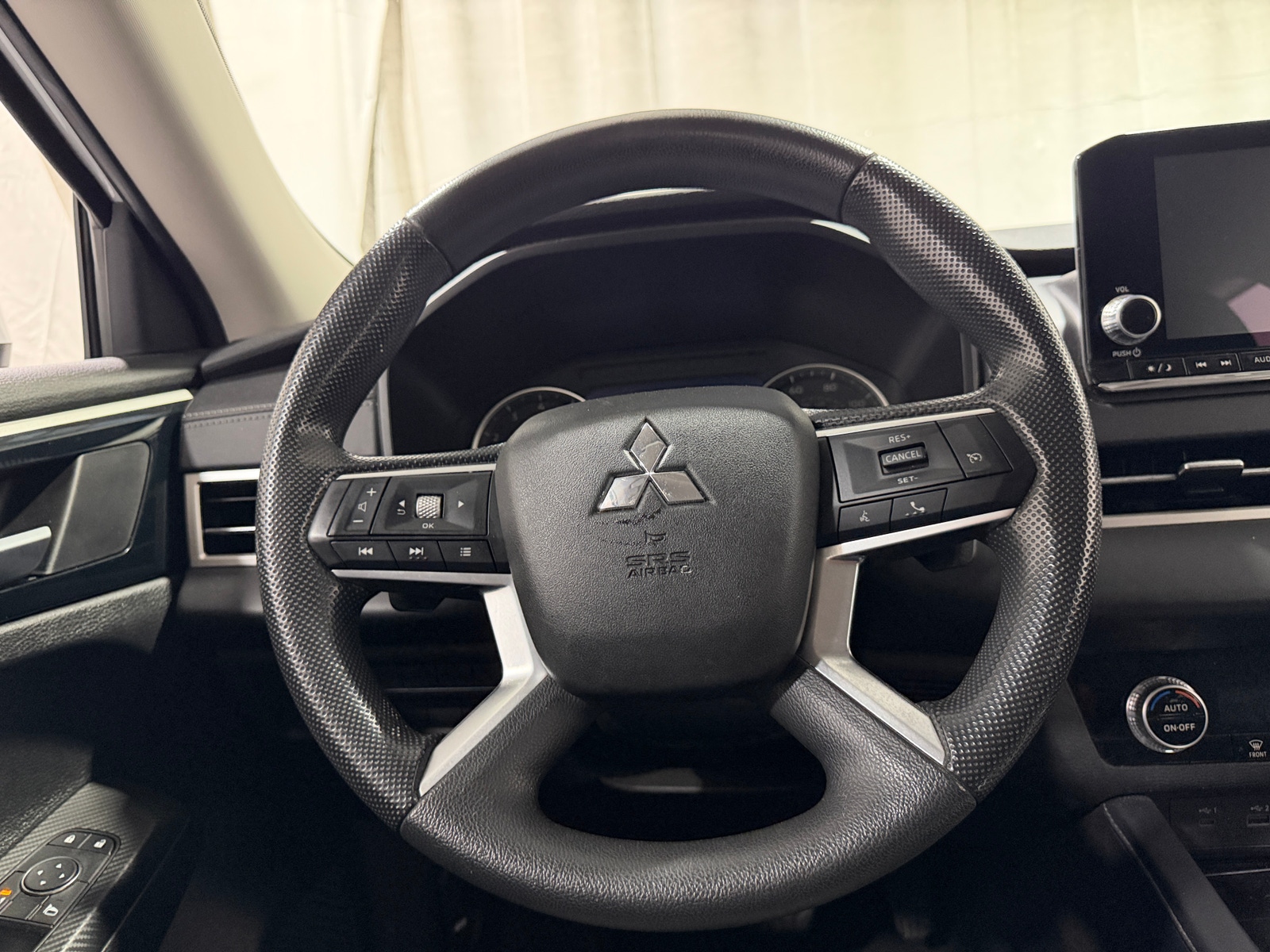 Thumbnail: 2023 Mitsubishi Outlander - 5