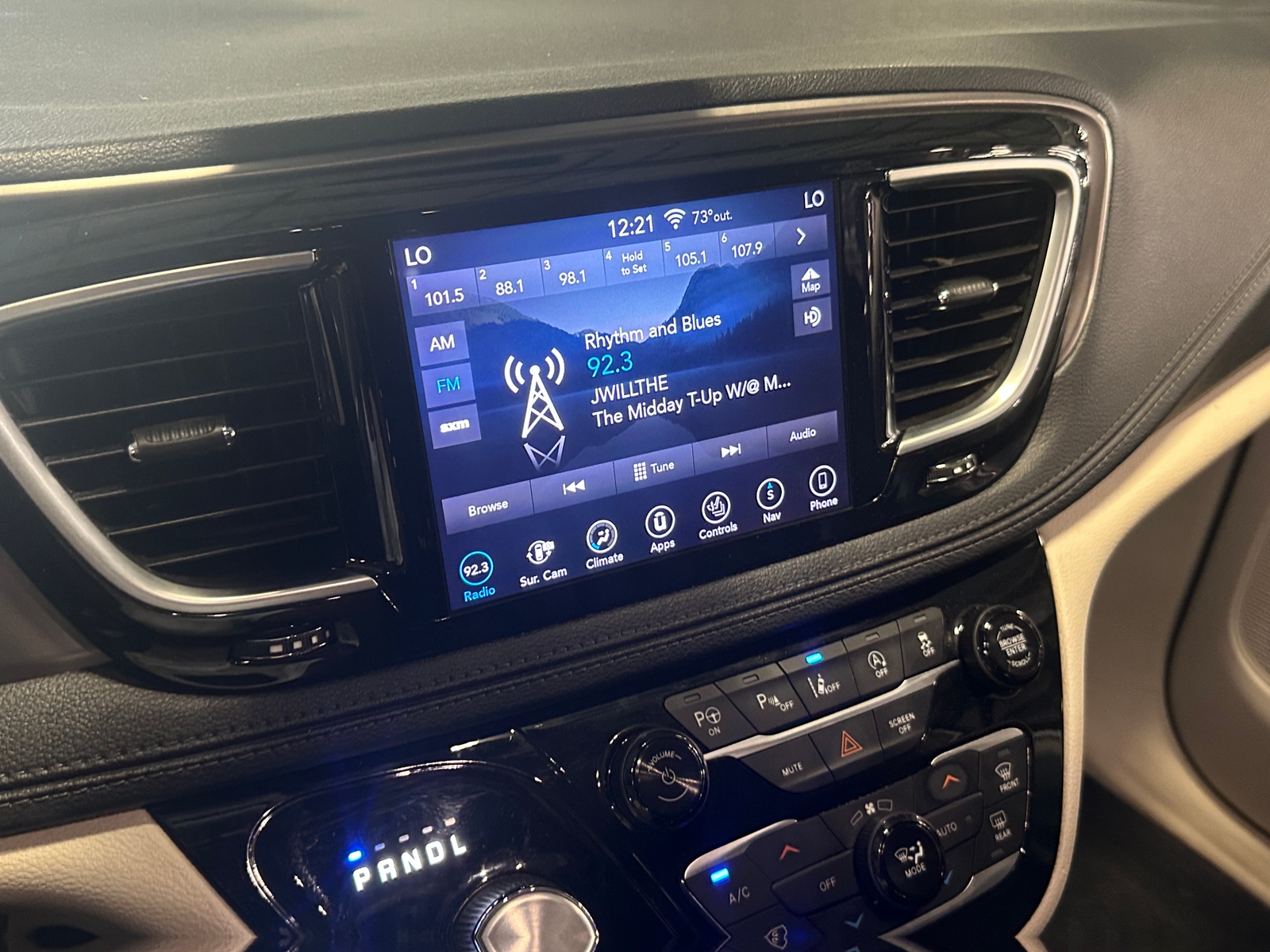 Thumbnail: 2018 Chrysler Pacifica - 3
