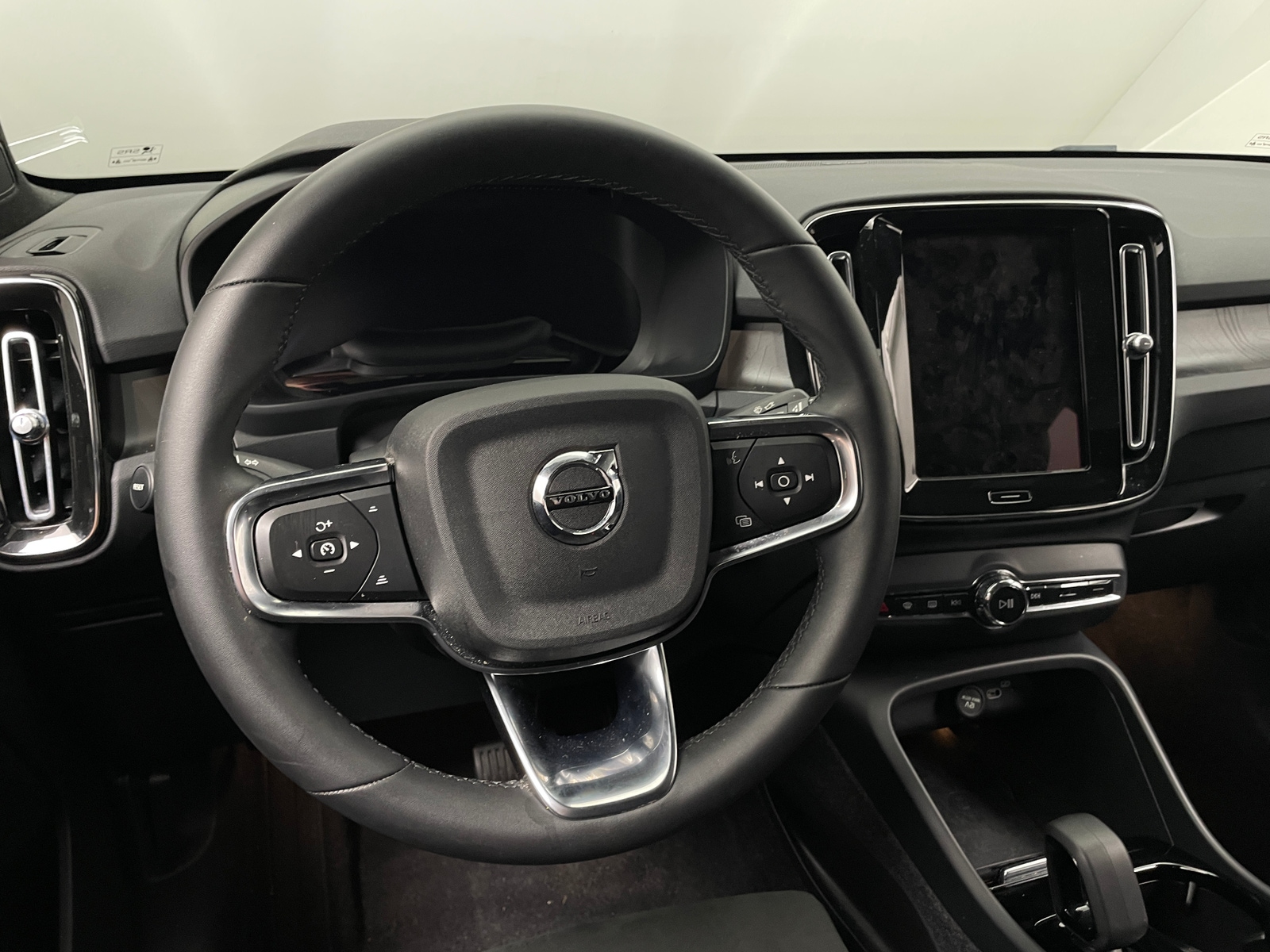 Thumbnail: 2023 Volvo C40 - 4