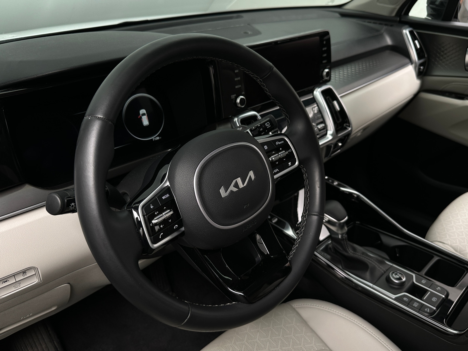 Thumbnail: 2023 Kia Sorento - 4