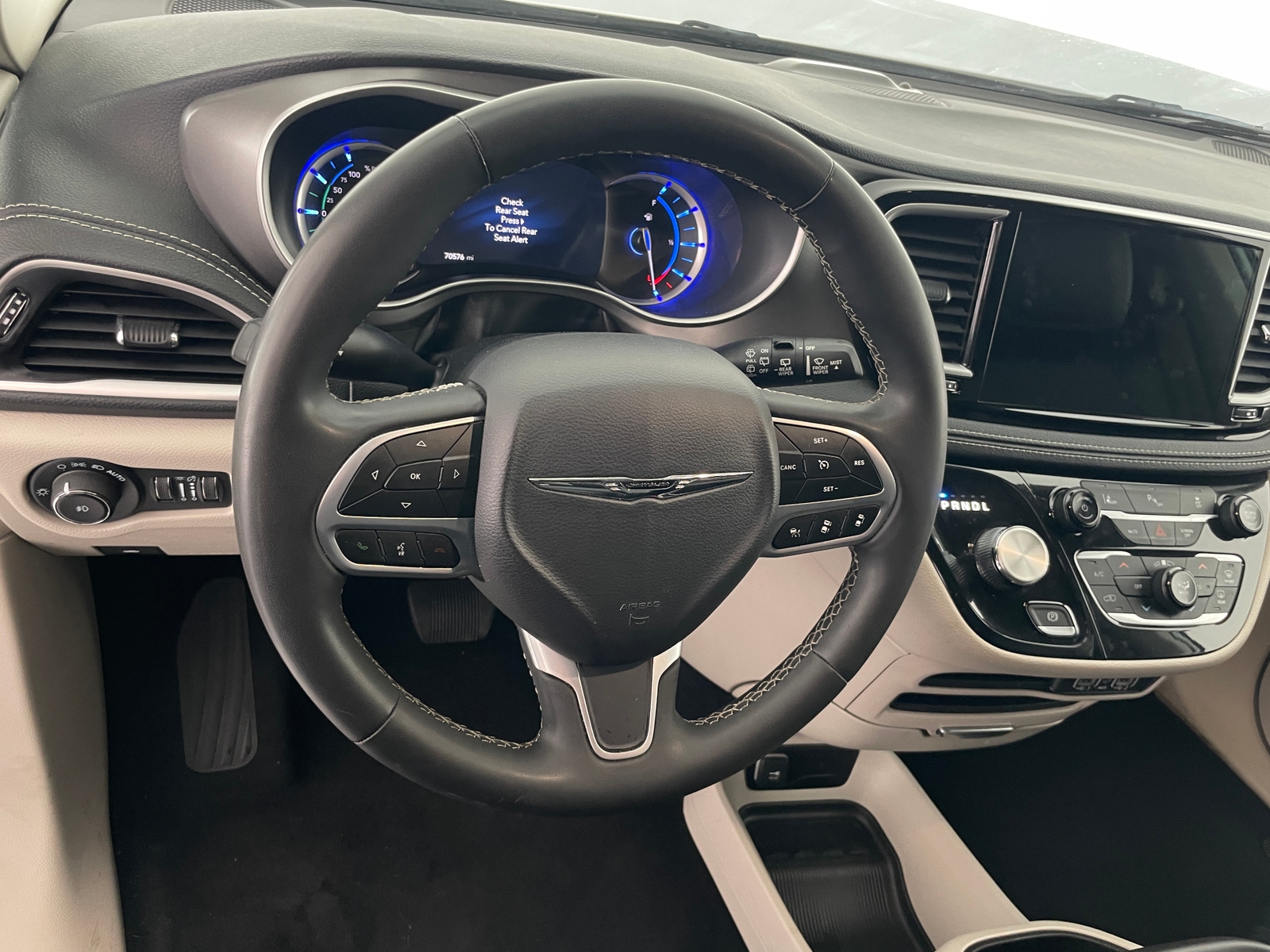 Thumbnail: 2023 Chrysler Pacifica - 4