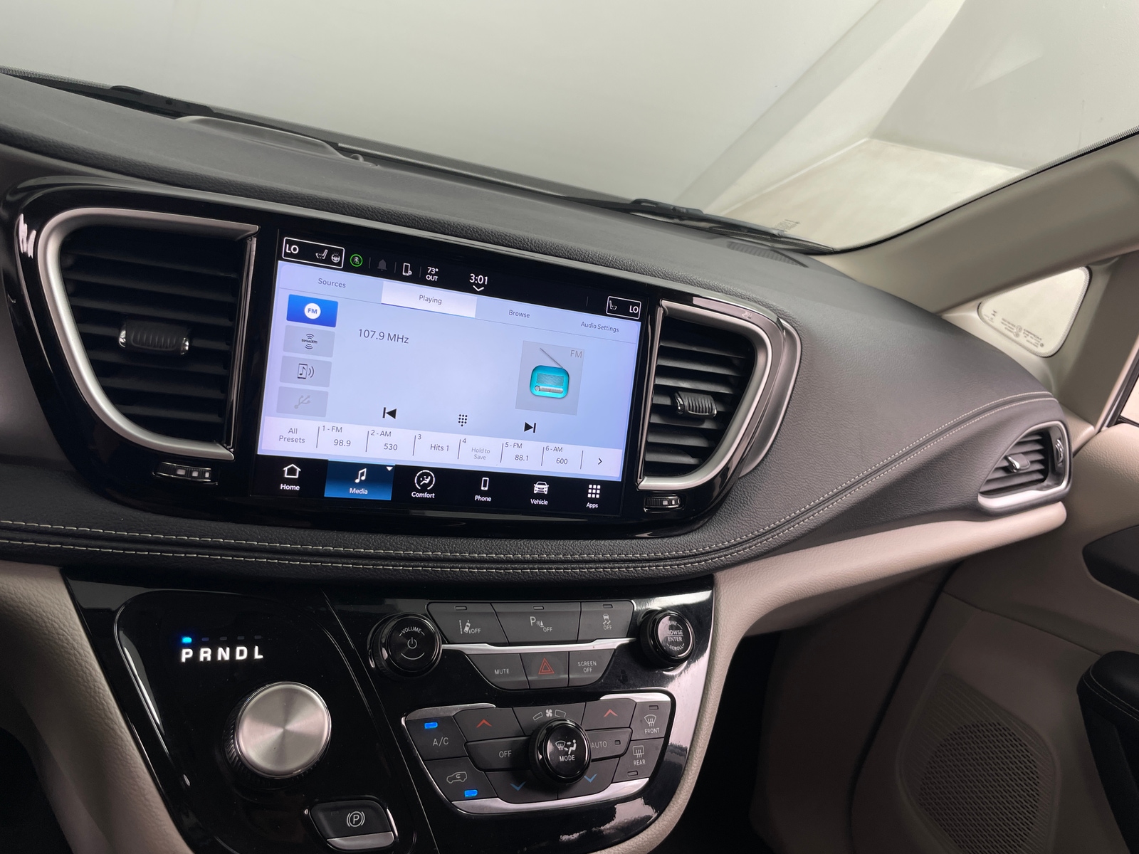 Thumbnail: 2023 Chrysler Pacifica - 3