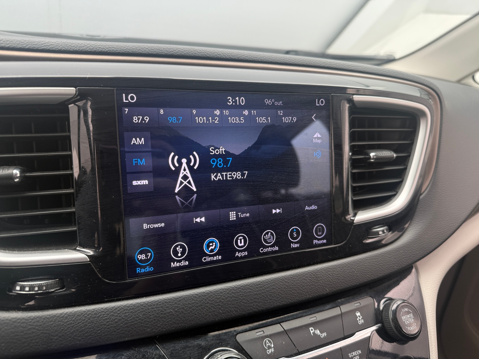 Thumbnail: 2019 Chrysler Pacifica - 3