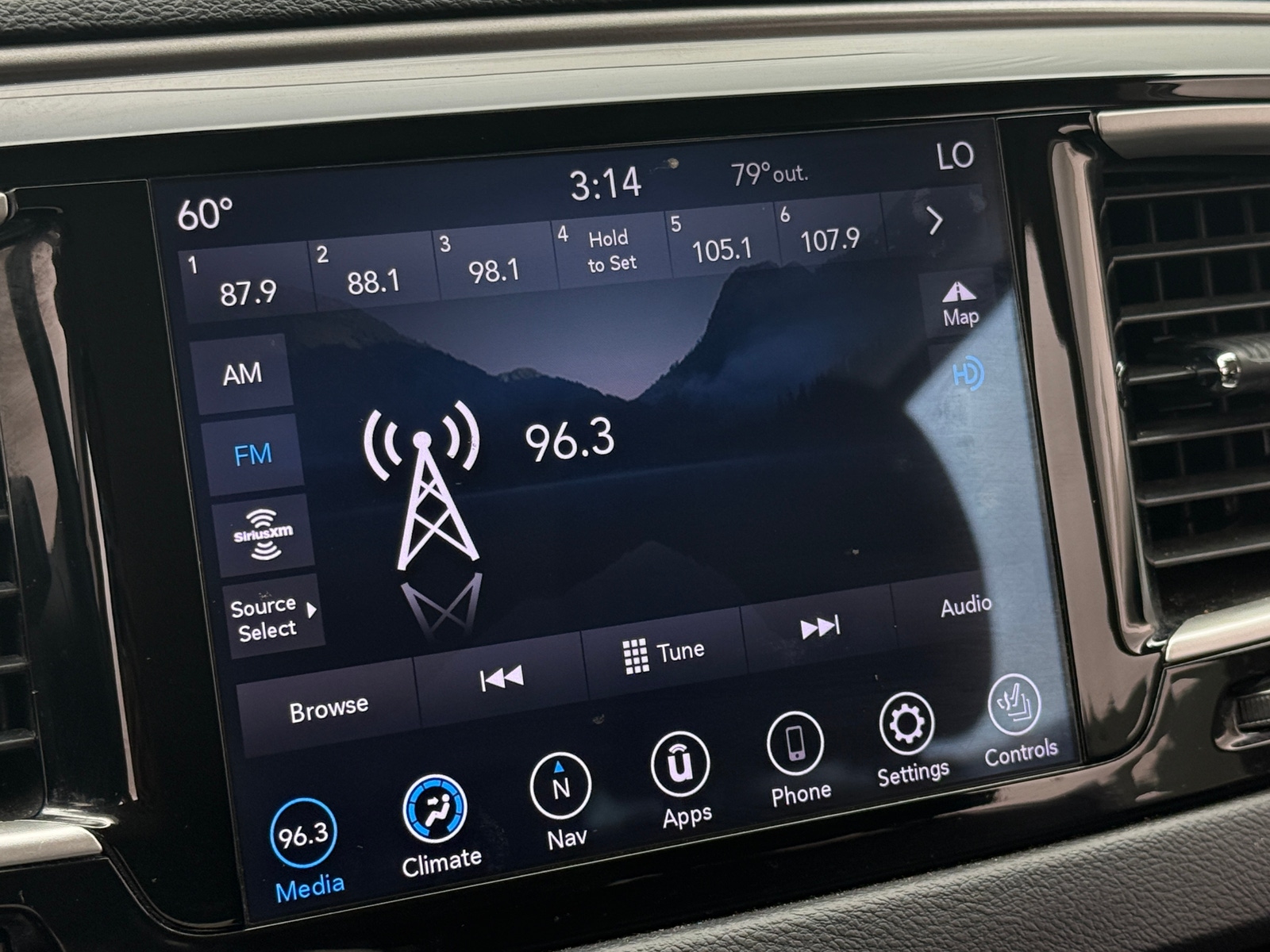 Thumbnail: 2020 Chrysler Pacifica - 3