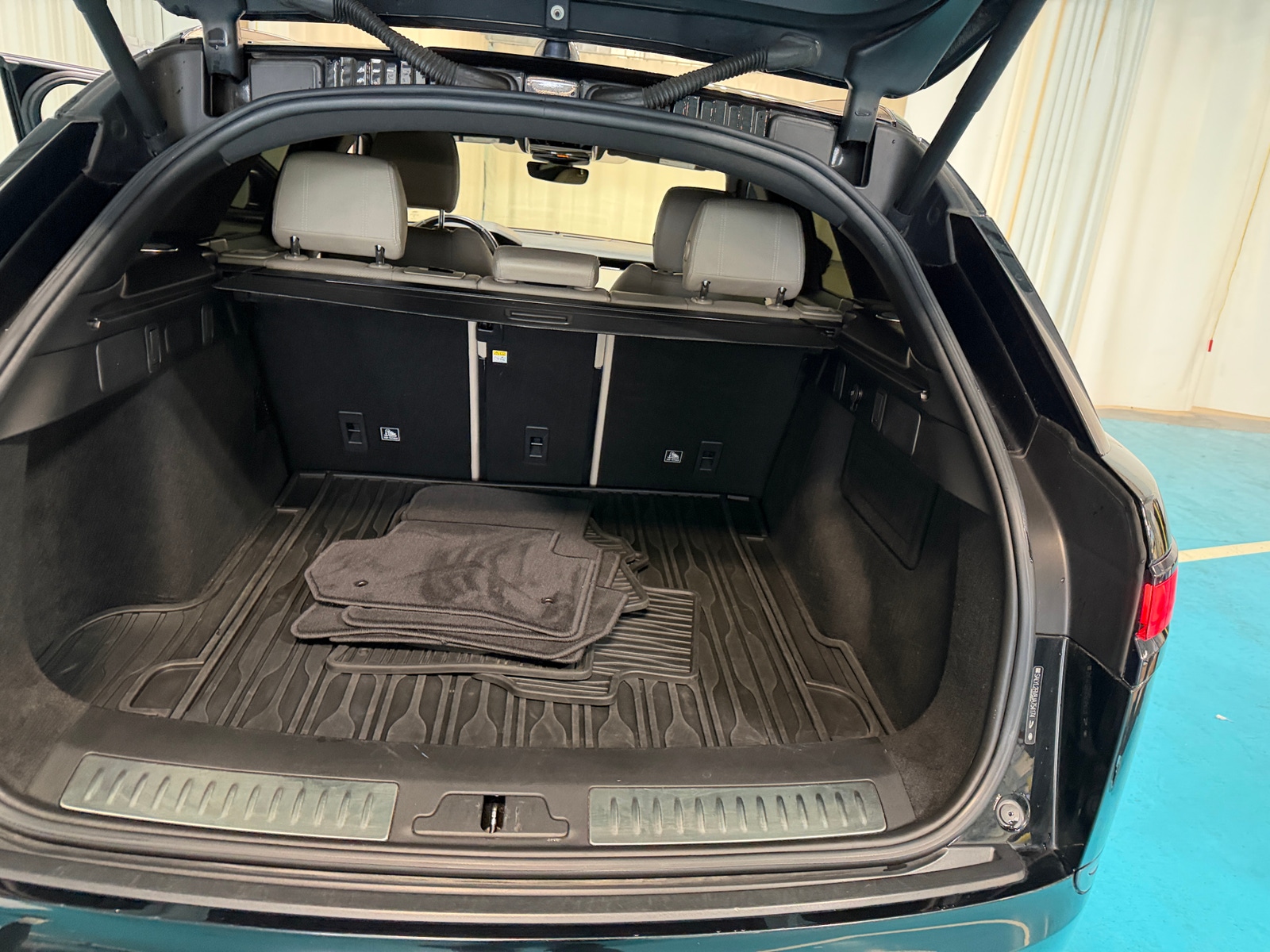Thumbnail: 2018 Land Rover Range Rover Velar - 6