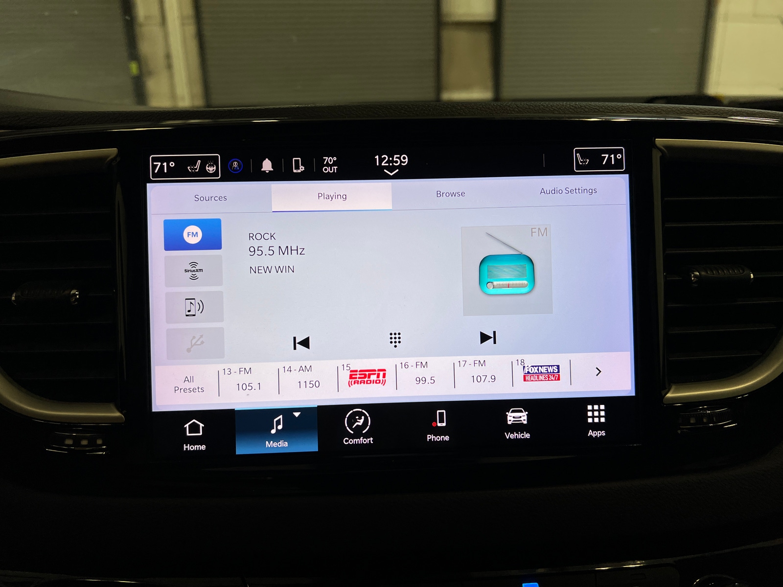 Thumbnail: 2022 Chrysler Pacifica - 3