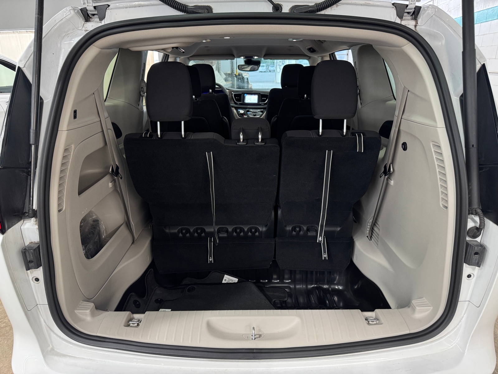 Thumbnail: 2023 Chrysler Voyager - 7