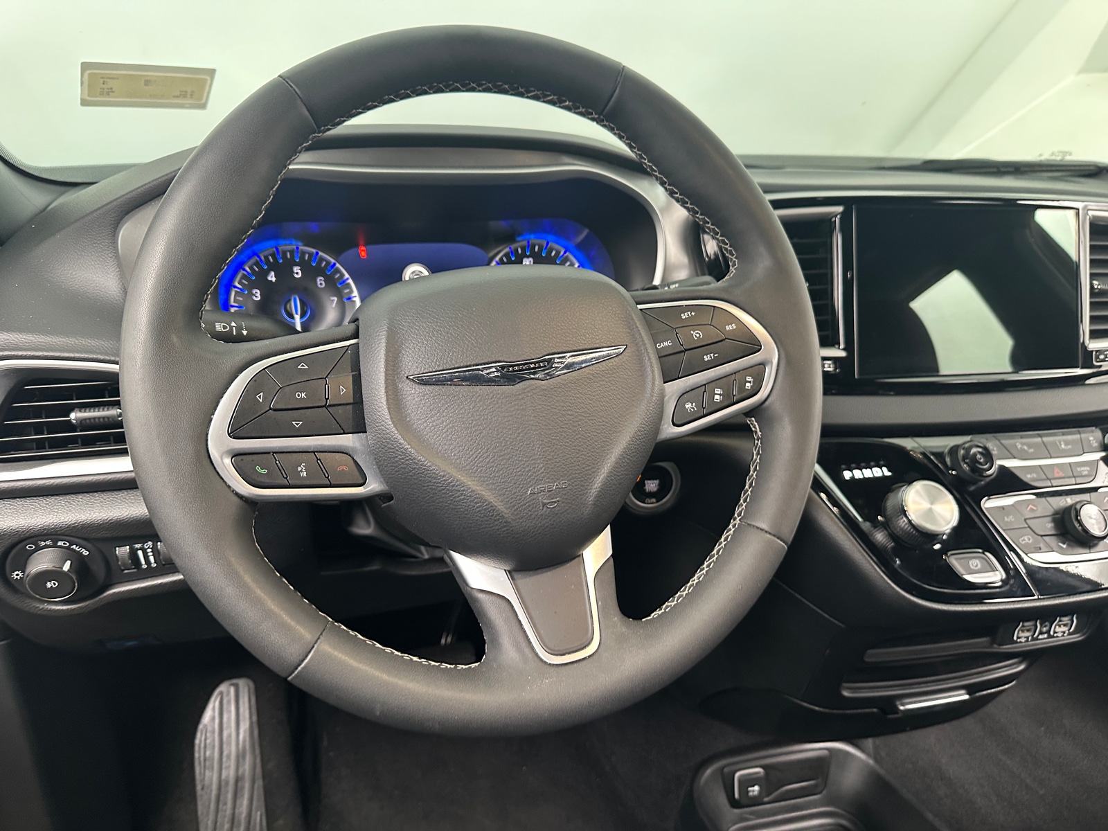 Thumbnail: 2025 Chrysler Pacifica - 4