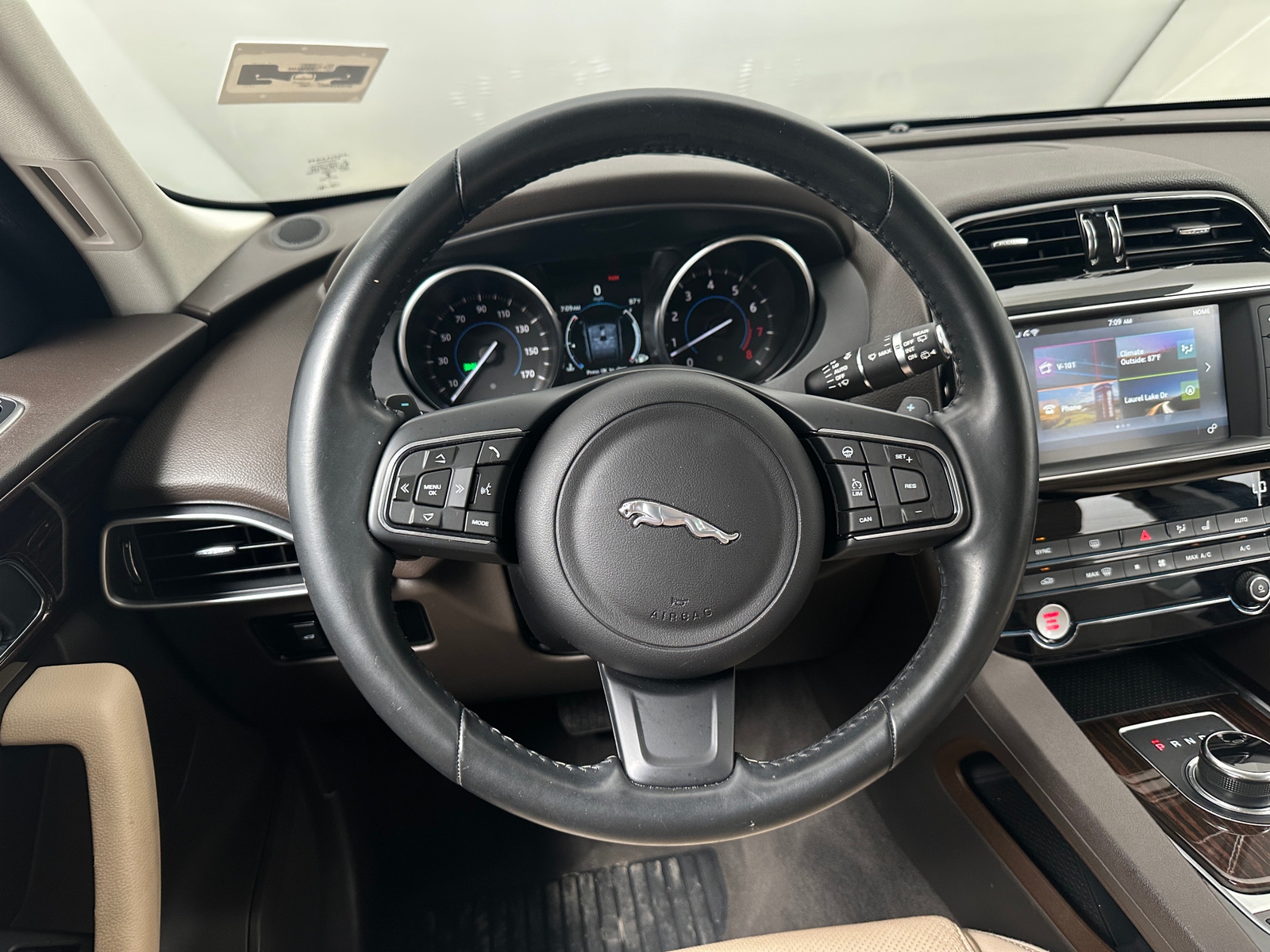 Thumbnail: 2017 Jaguar F-Pace - 4