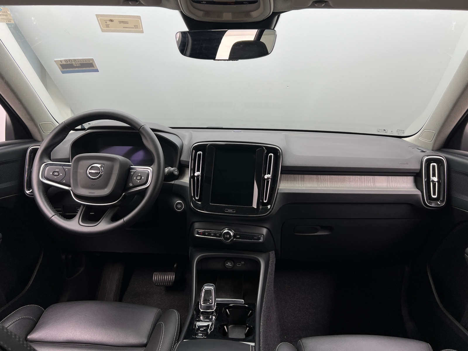 Thumbnail: 2025 Volvo XC40 - 2
