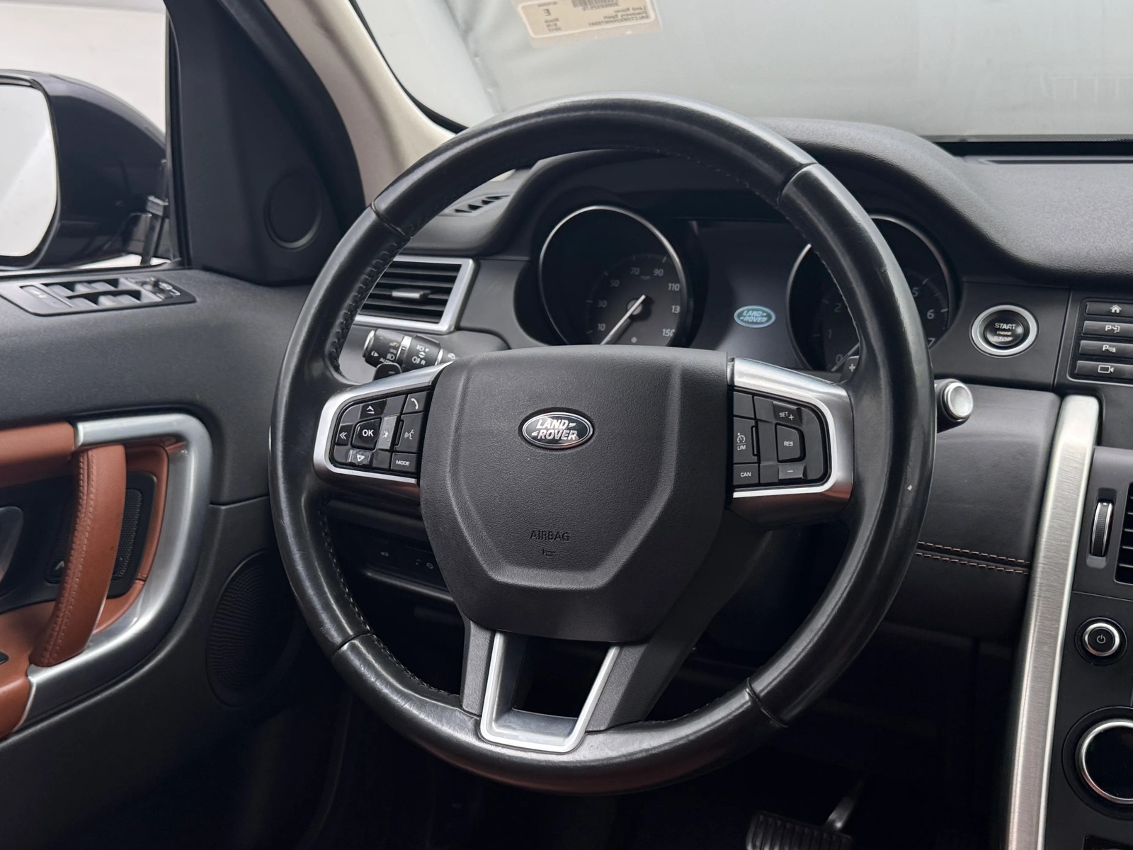 Thumbnail: 2017 Land Rover Discovery Sport - 4