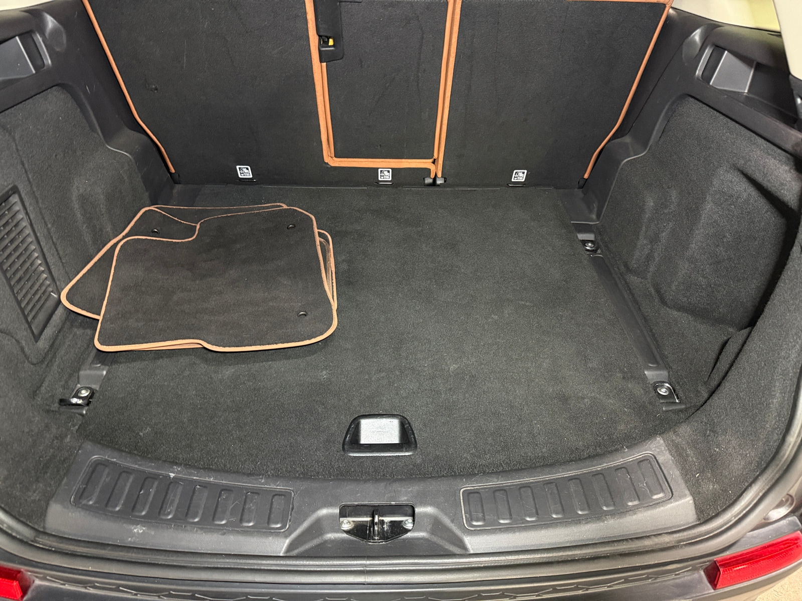 Thumbnail: 2017 Land Rover Discovery Sport - 6