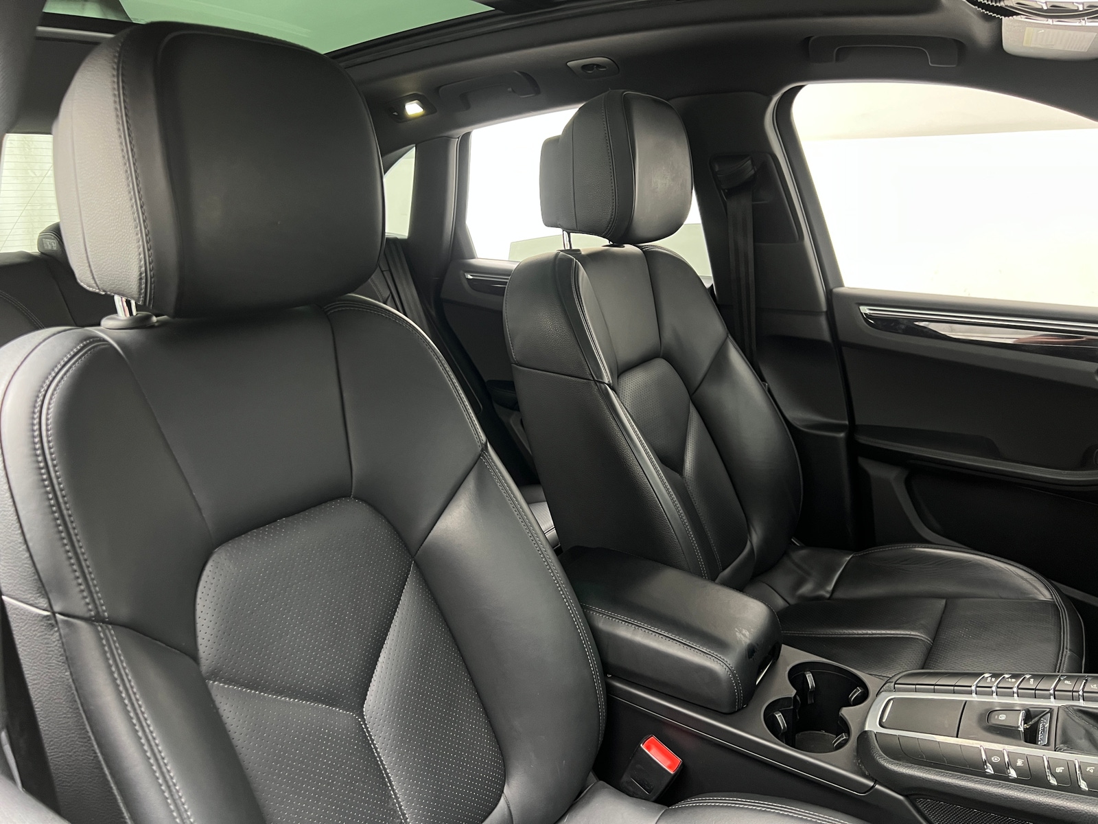 Thumbnail: 2020 Porsche Macan - 2