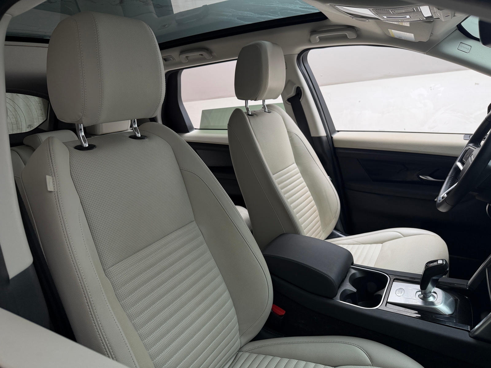 Thumbnail: 2023 Land Rover Discovery Sport - 2