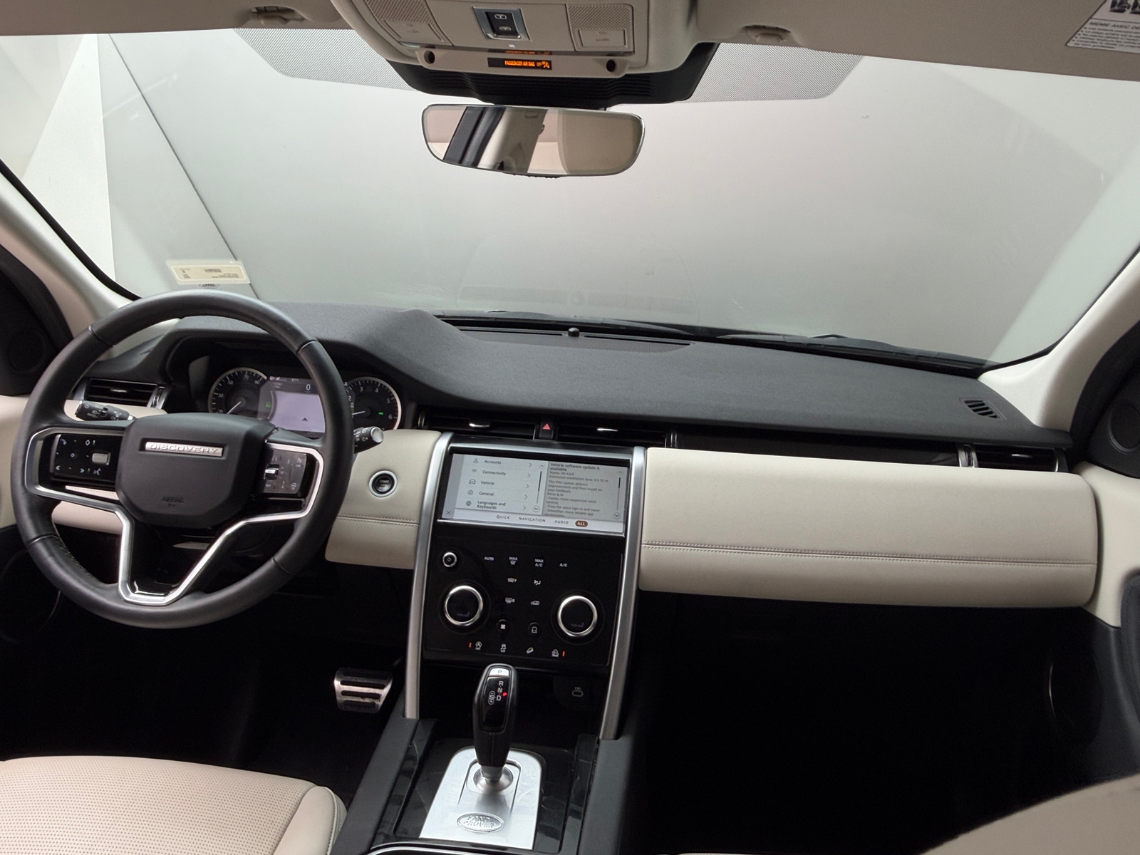Thumbnail: 2023 Land Rover Discovery Sport - 3