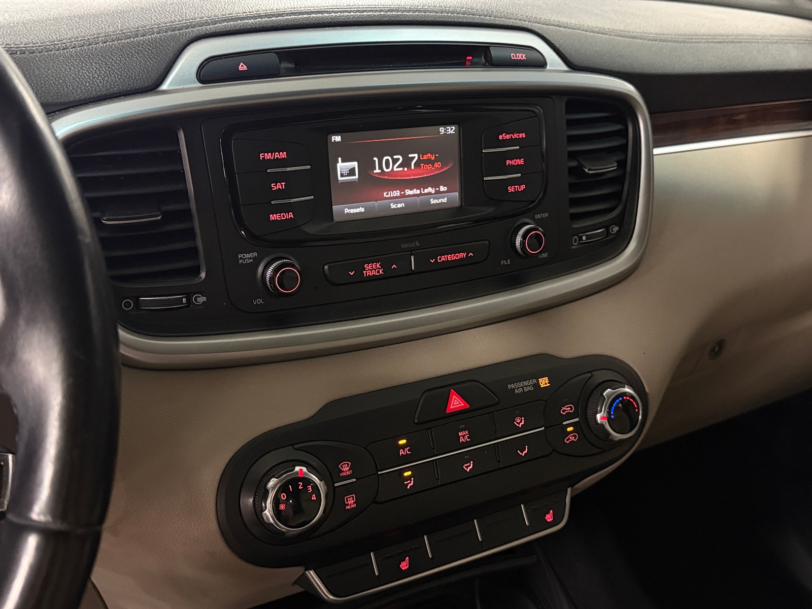Thumbnail: 2016 Kia Sorento - 4