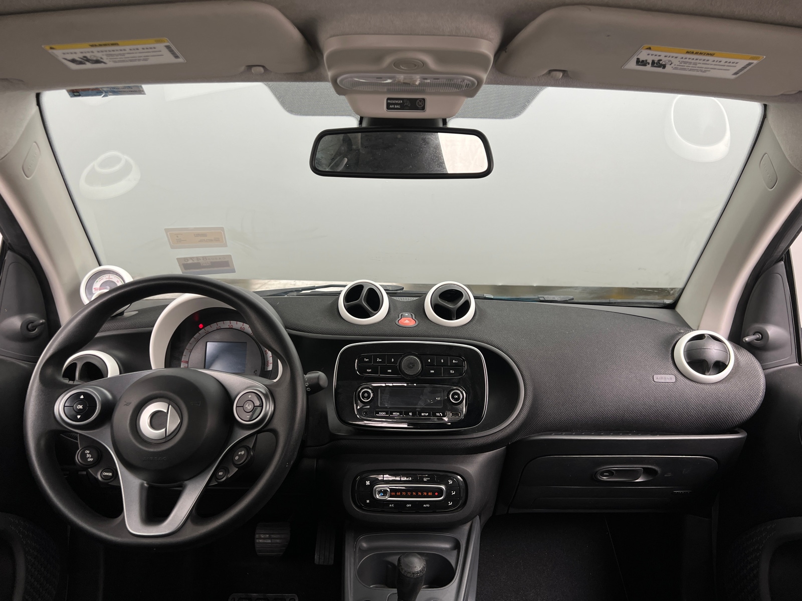 Thumbnail: 2018 smart fortwo - 3
