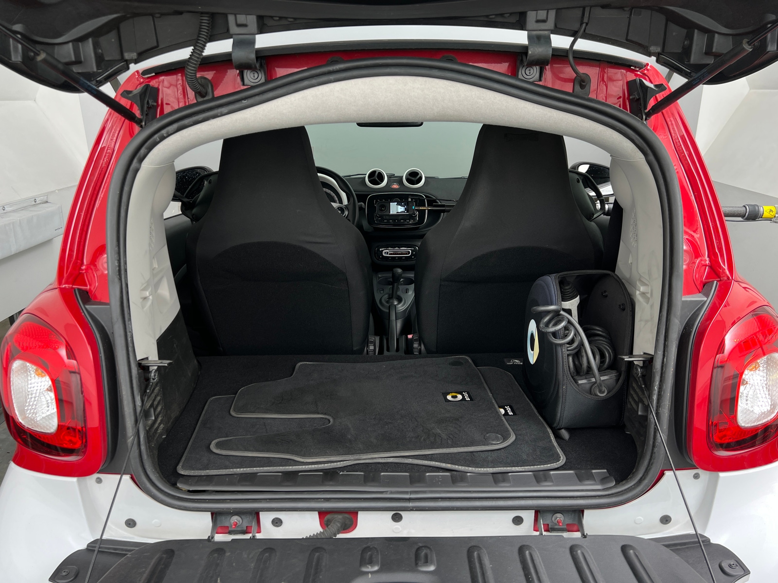 Thumbnail: 2018 smart fortwo - 6