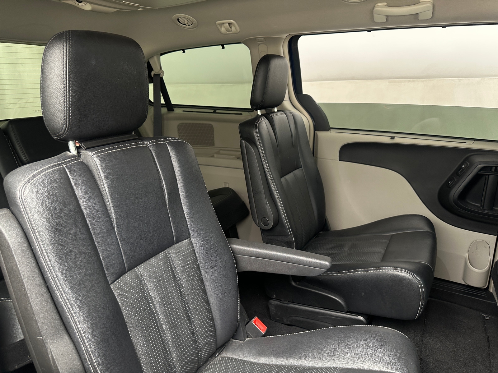 Thumbnail: 2015 Chrysler Town & Country - 5