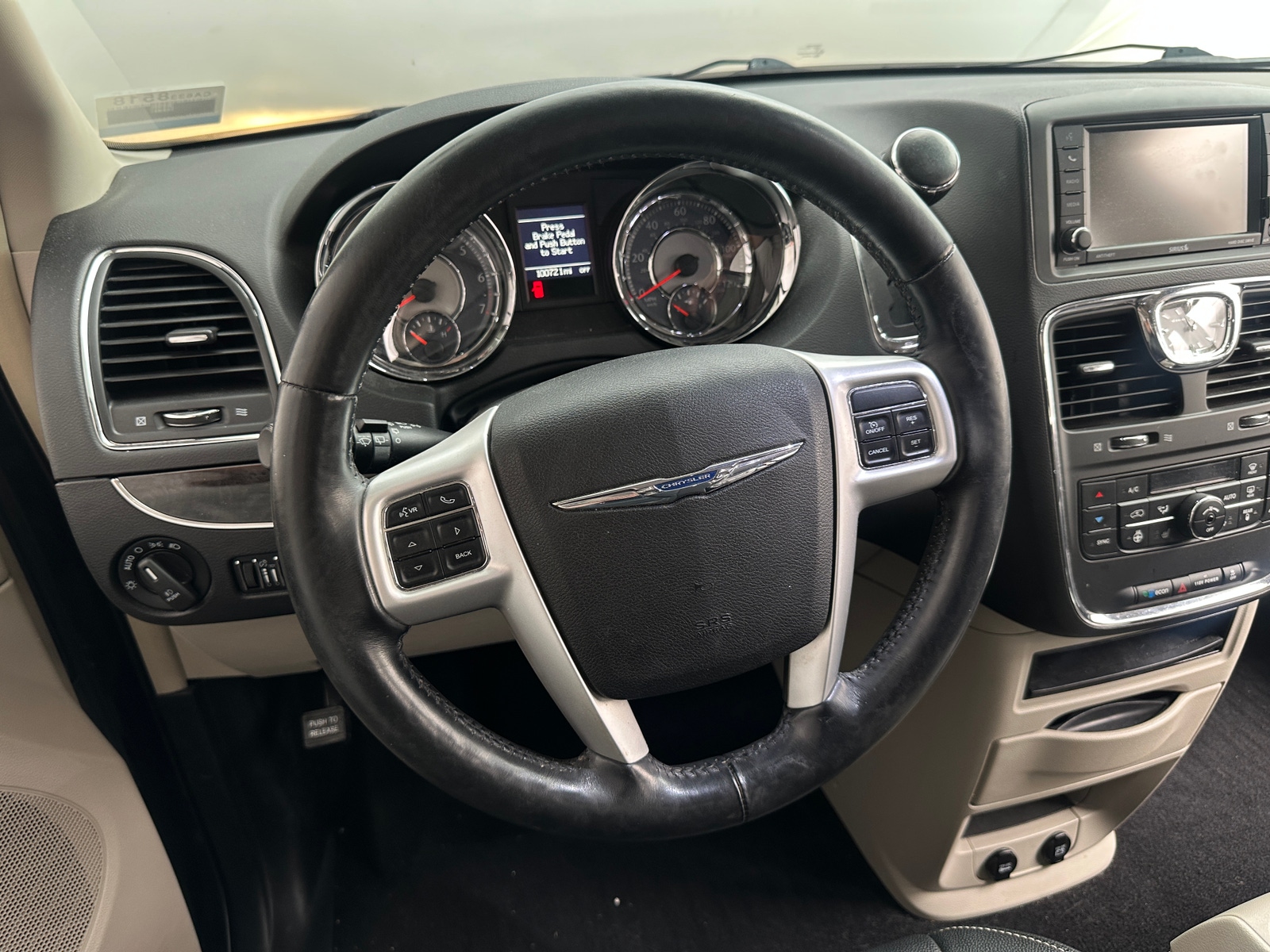 Thumbnail: 2015 Chrysler Town & Country - 4