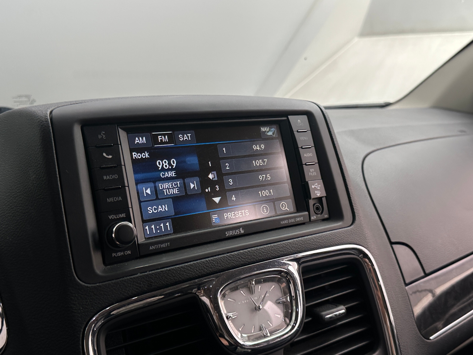 Thumbnail: 2015 Chrysler Town & Country - 3