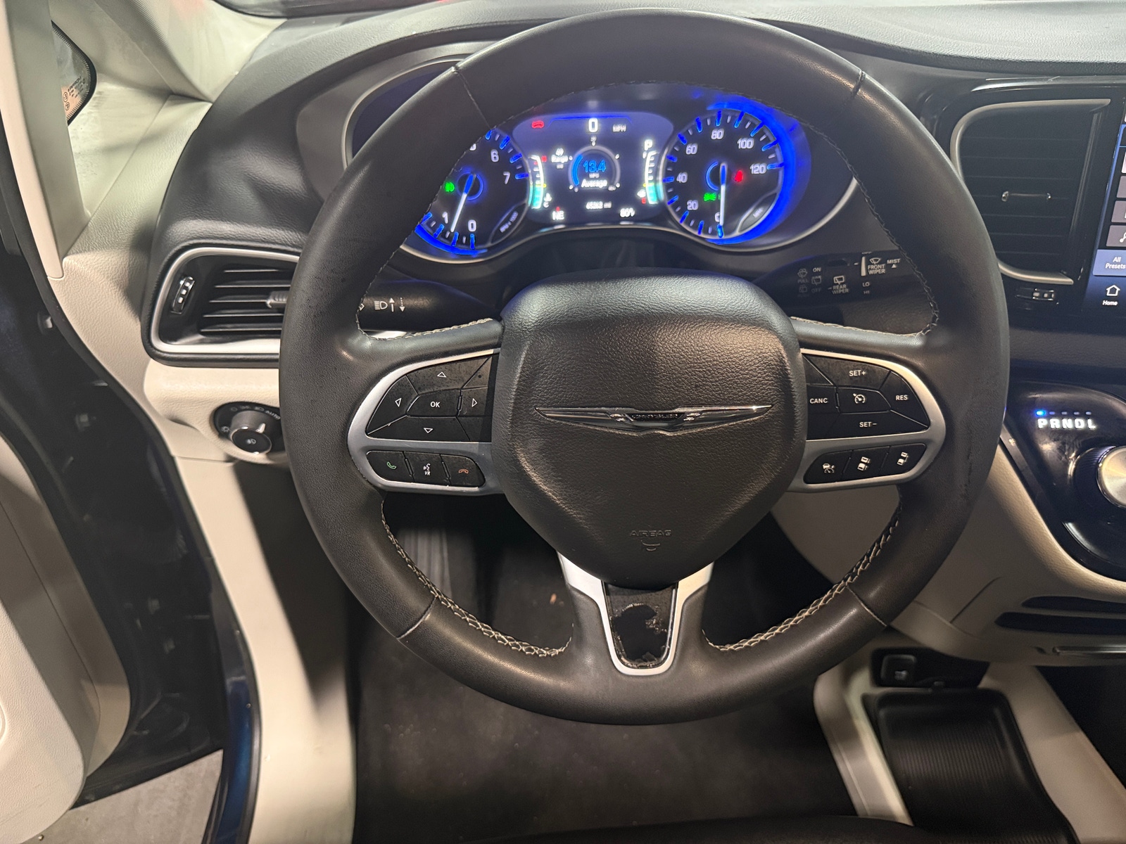 Thumbnail: 2023 Chrysler Pacifica - 4