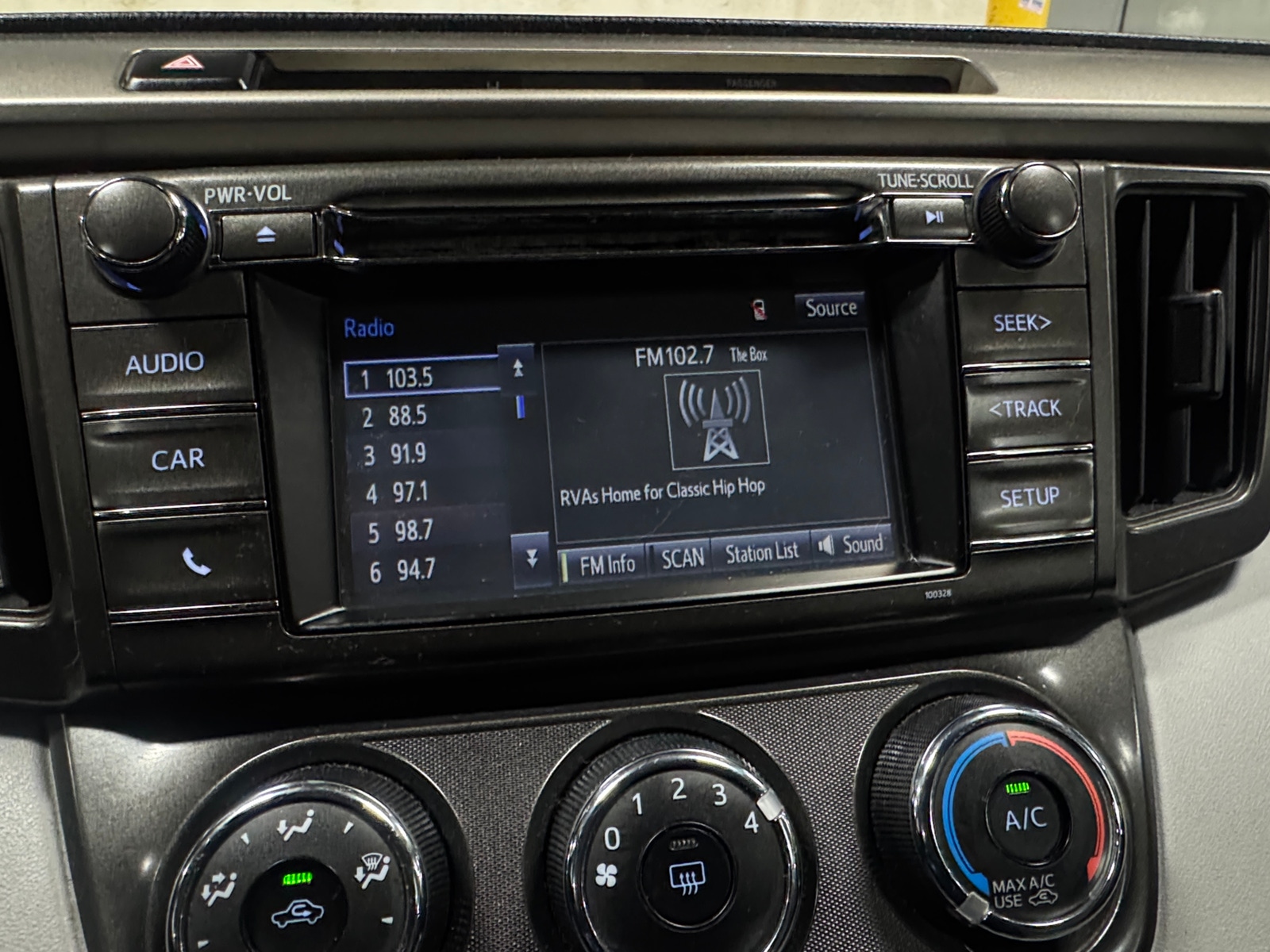 Thumbnail: 2014 Toyota RAV4 - 4